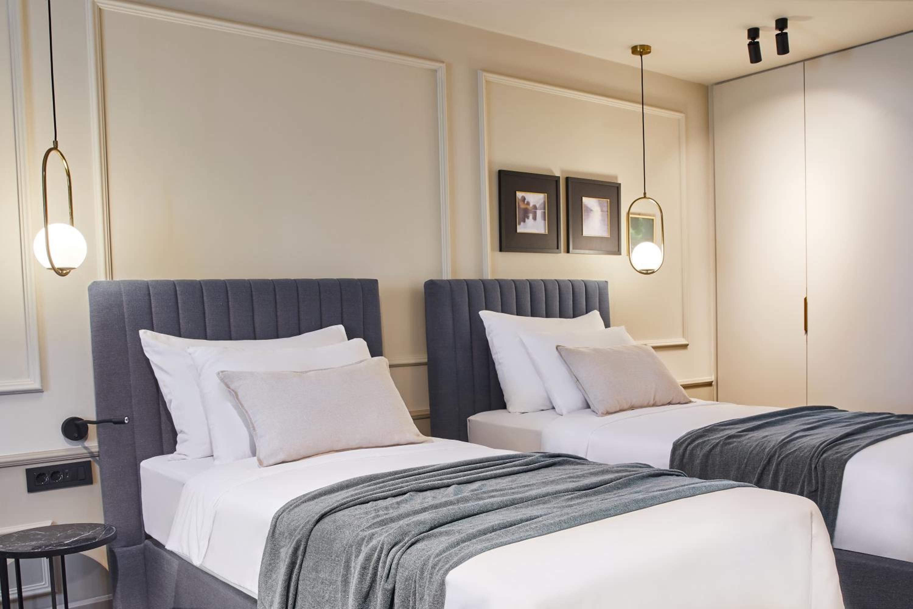 Double or Twin Room with Side Sea View - Photo 3