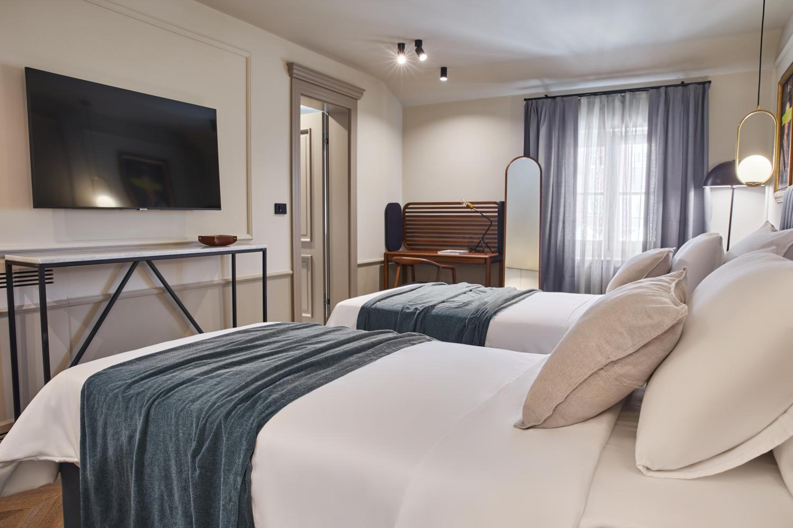 Double or Twin Room with Side Sea View - Photo 2