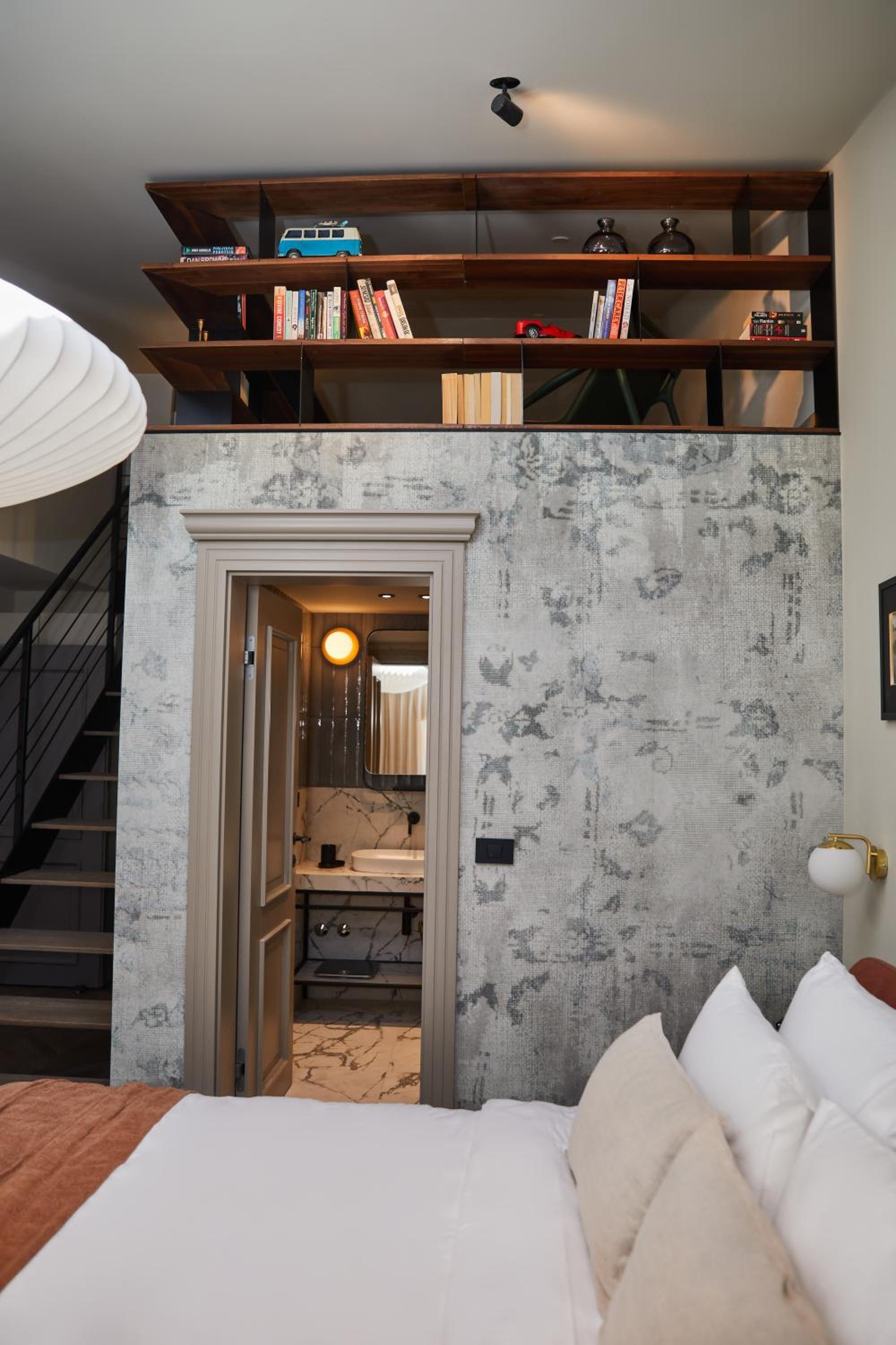 Executive Suite - Photo 3