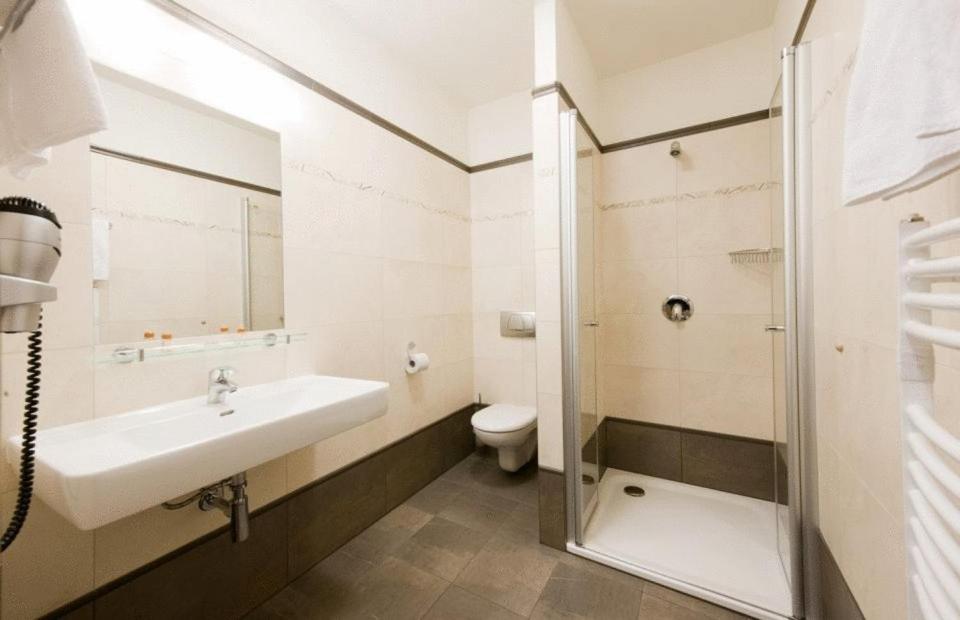 Economy Double or Twin Room - Attic - Photo 13
