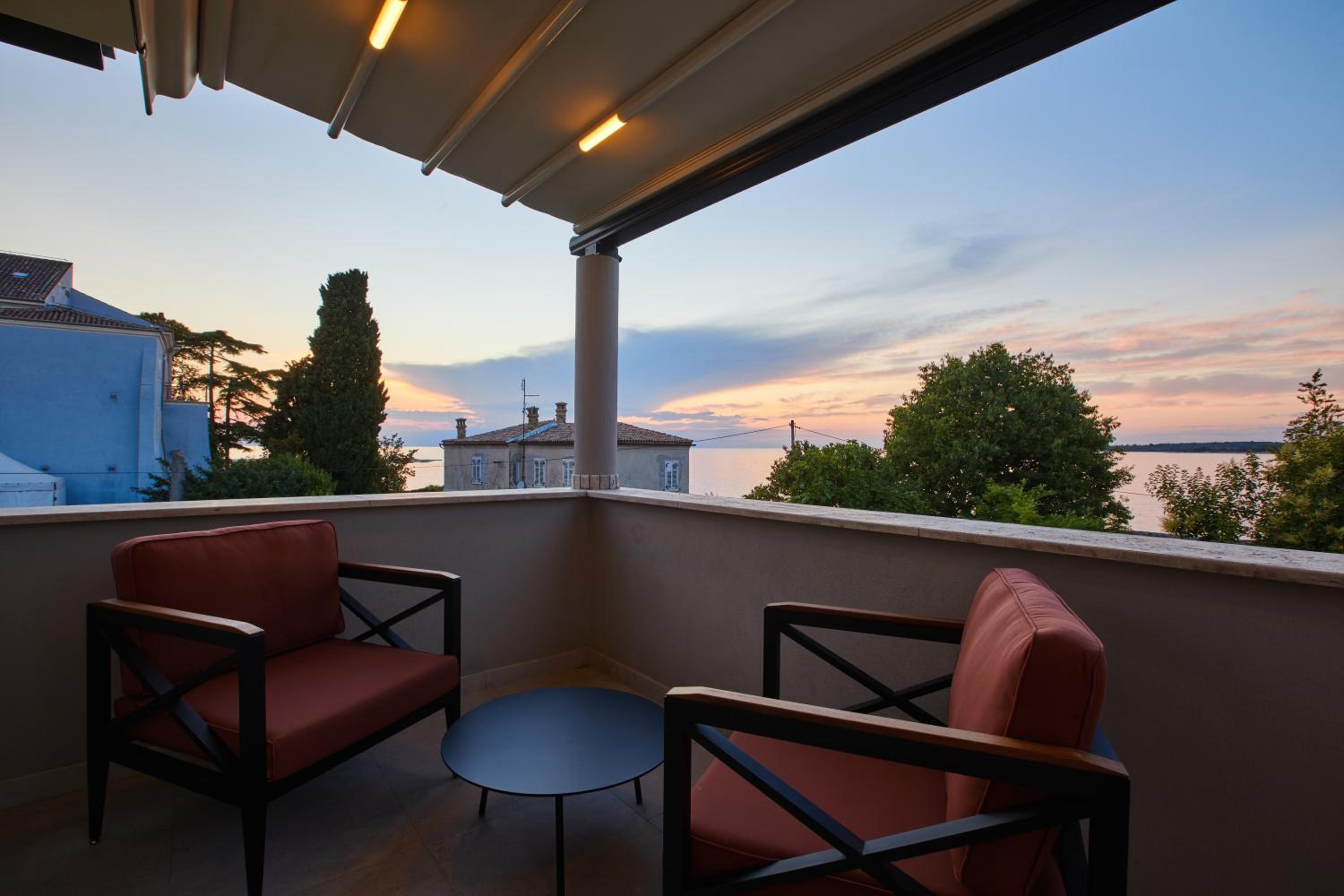 Deluxe Double Room with Balcony and Sea View - Photo 8