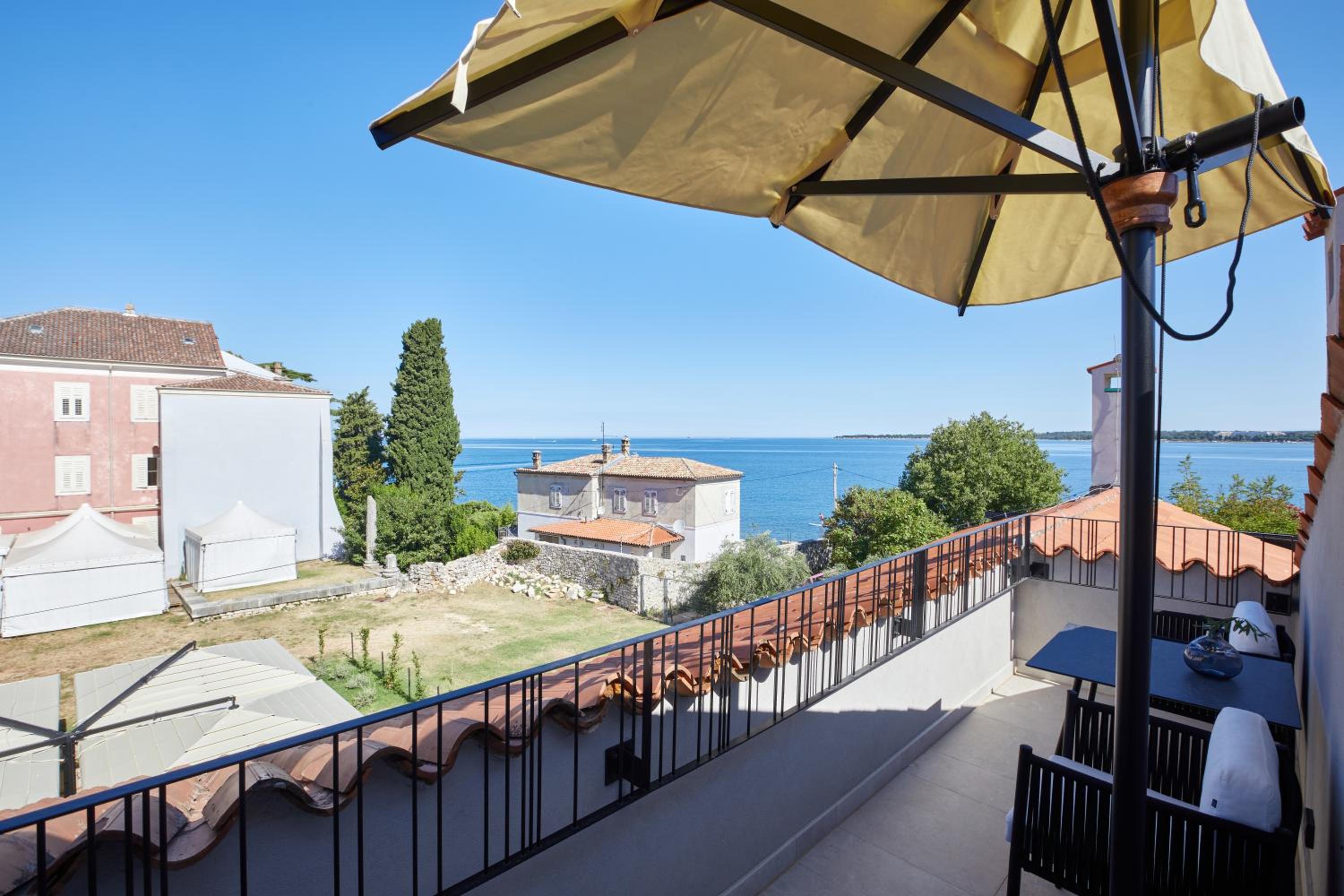 Double Room with Balcony and Sea View - Photo 6