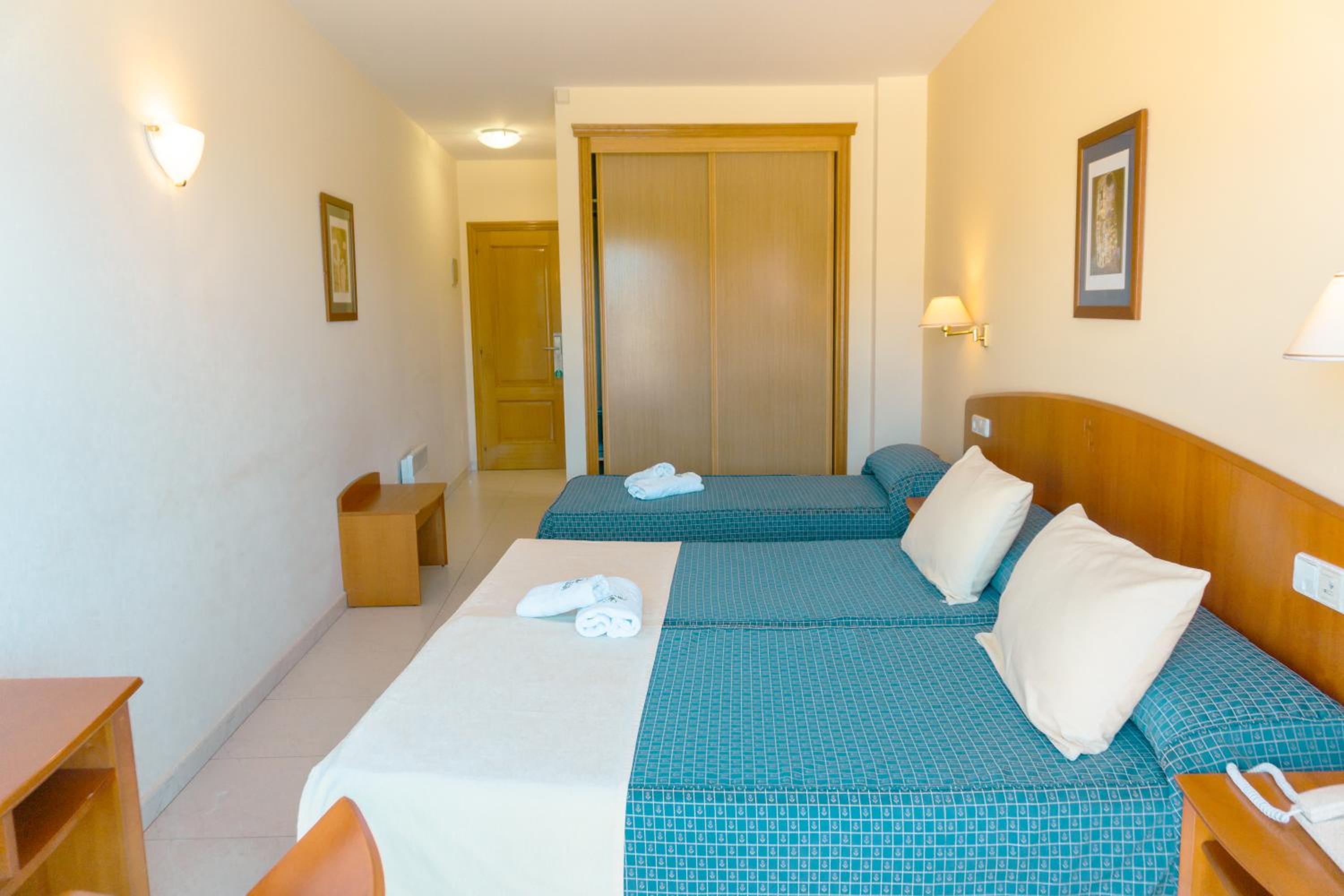 Habitación triple con vista al mar.