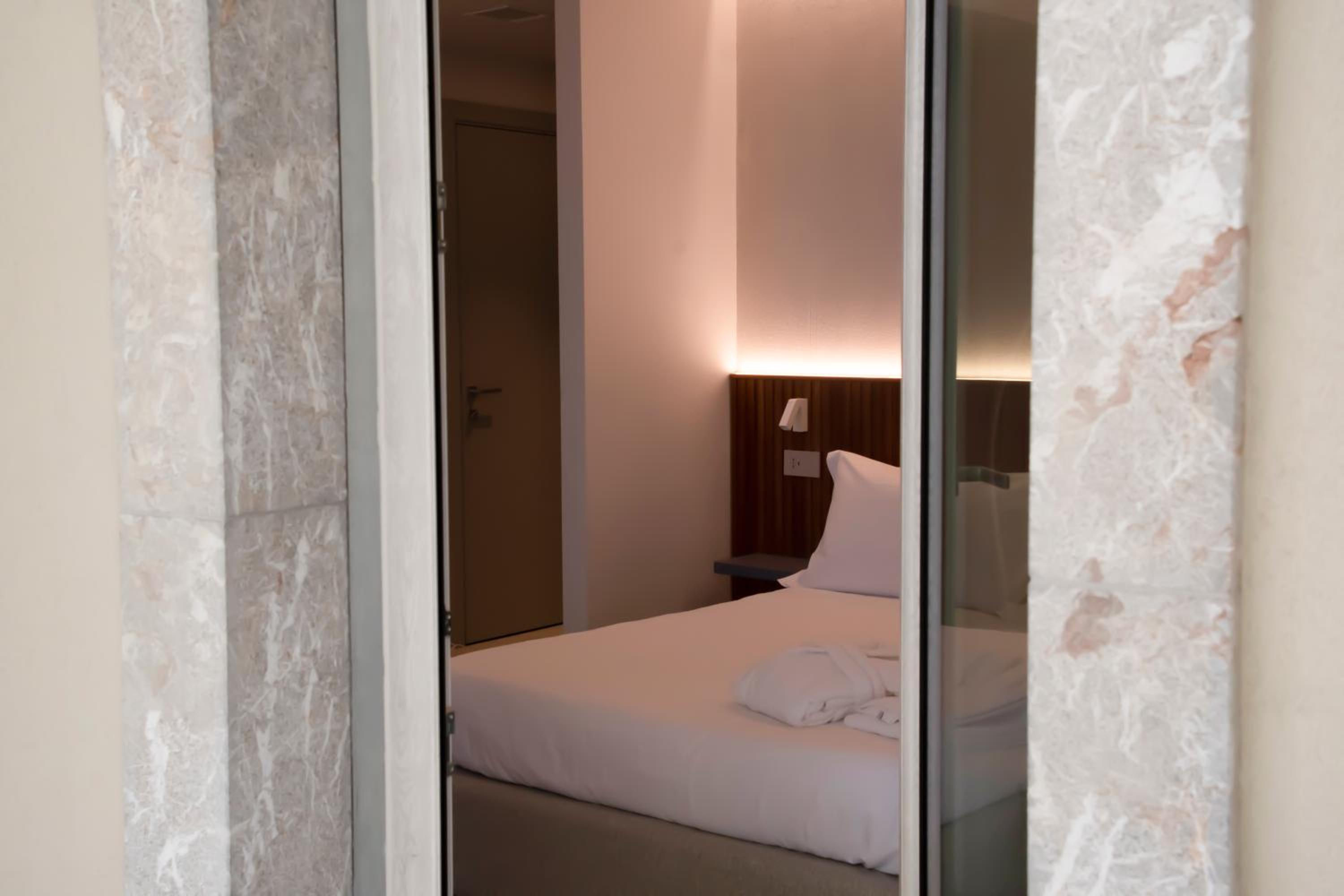 Deluxe Double Room with Balcony photo 2
