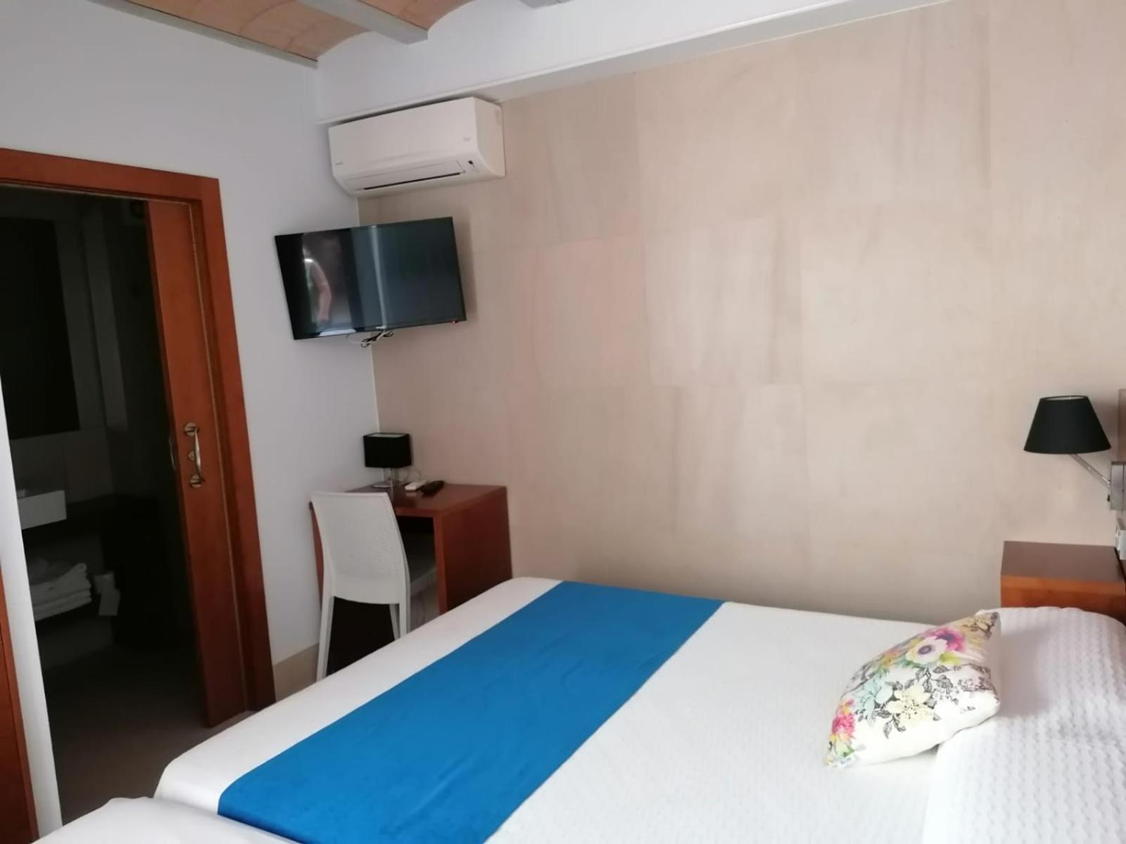 Queen Room - Disability Access photo 3