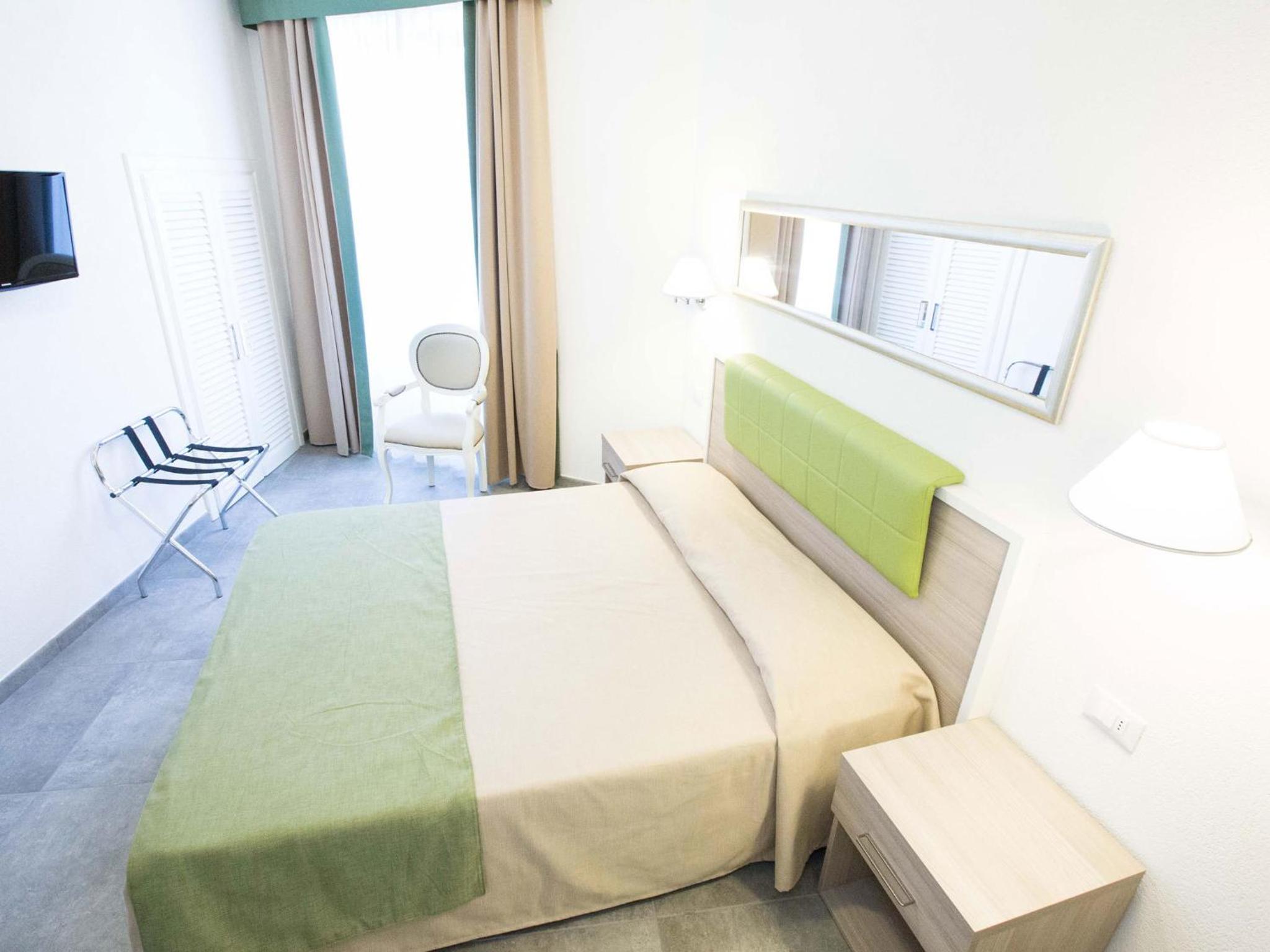 Deluxe Double Room - Photo 8