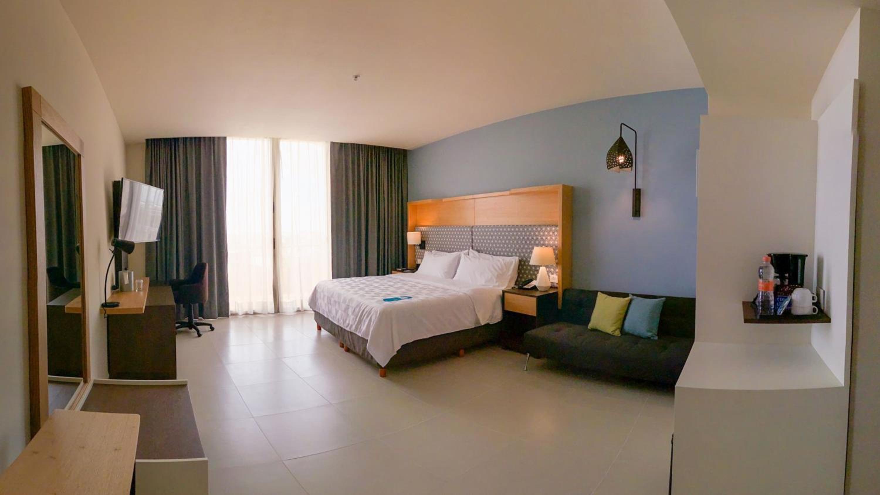 Standard King Room - Club Floor - Photo 1