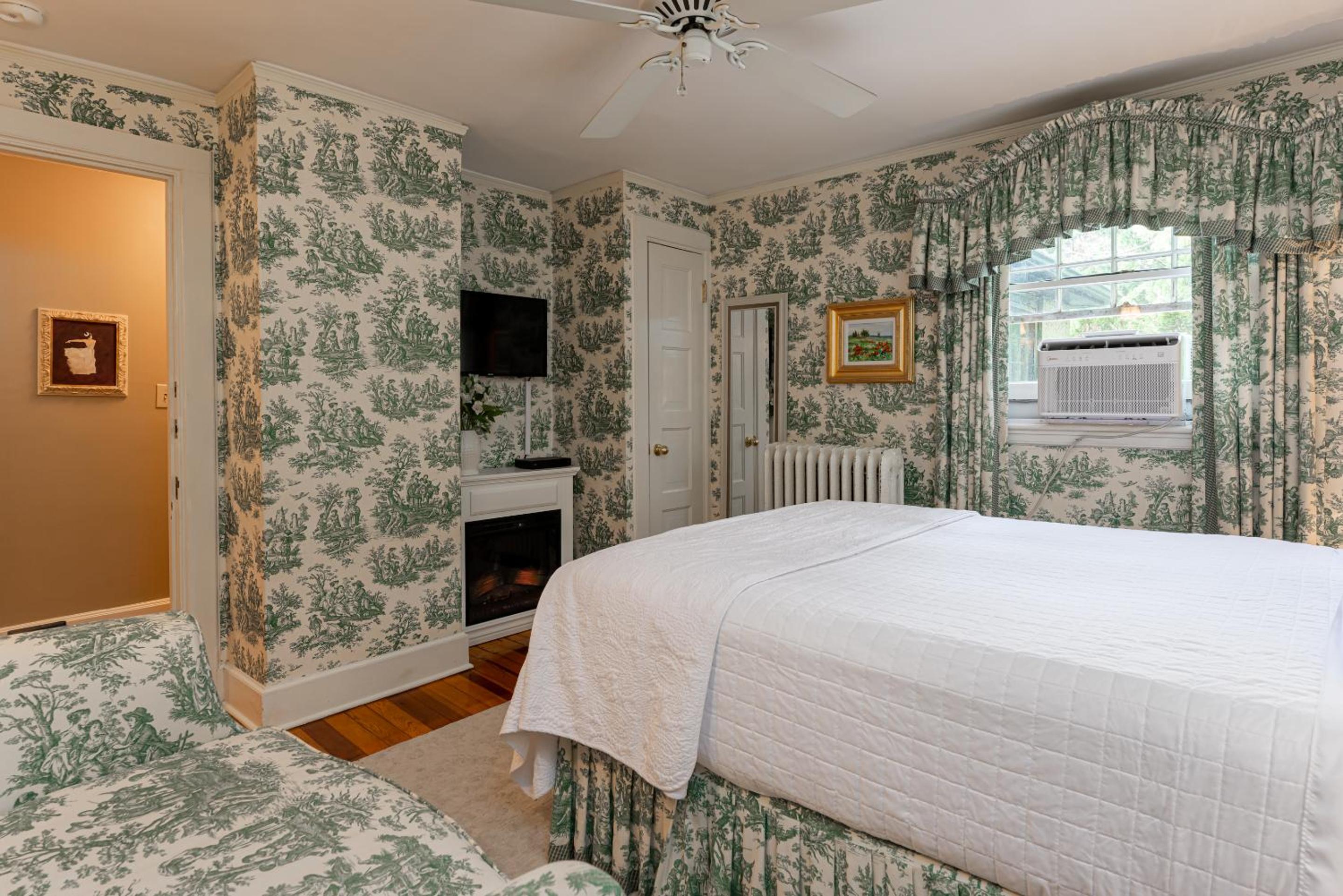 Queen Room photo 2