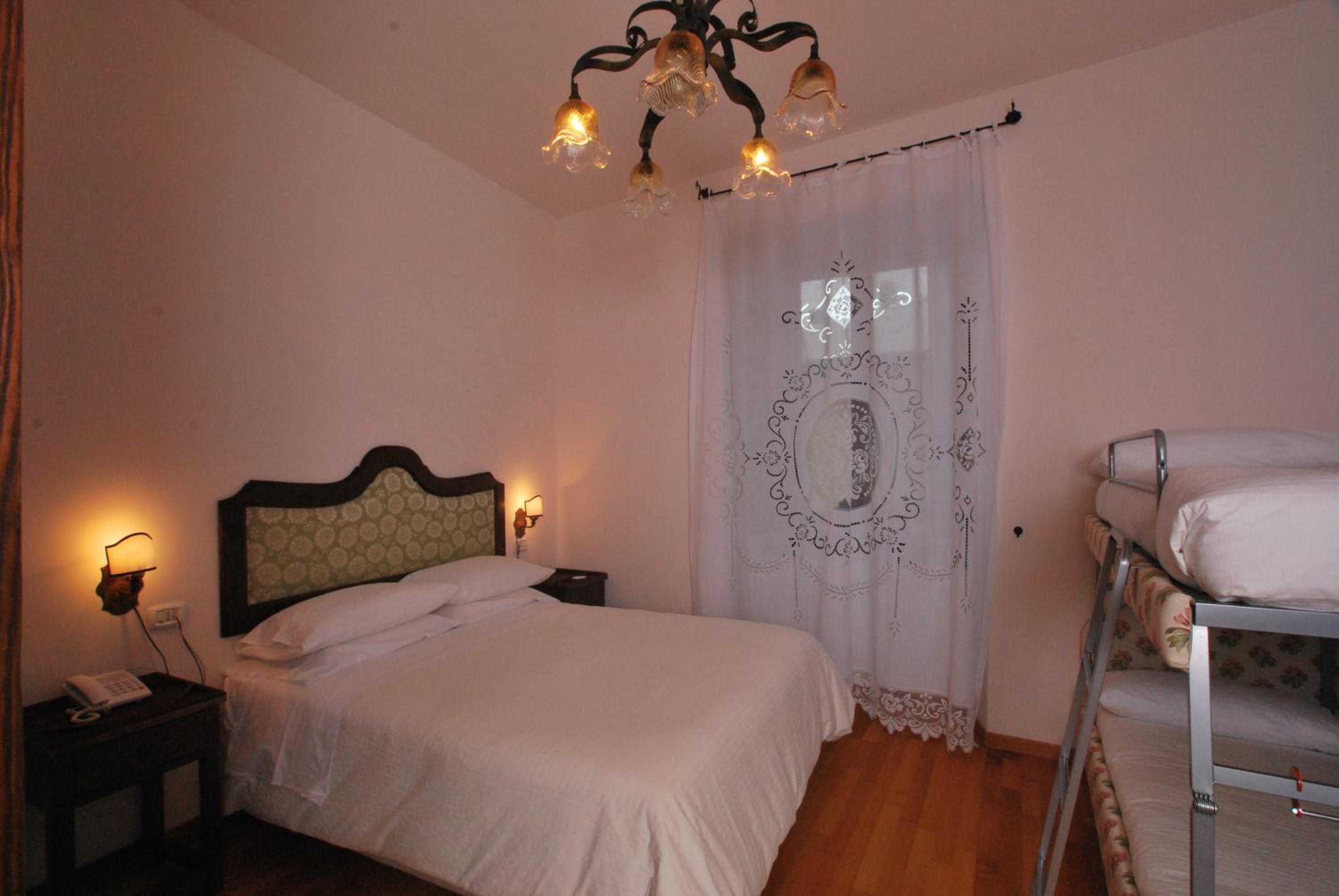 Deluxe Triple Room photo 2