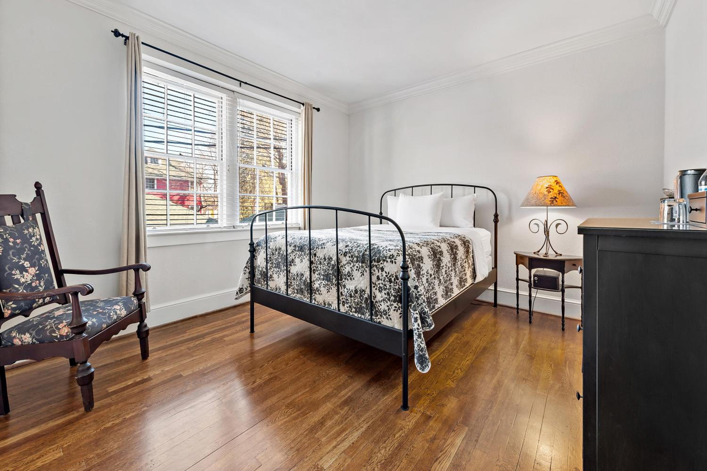 Standard Queen Room photo 1