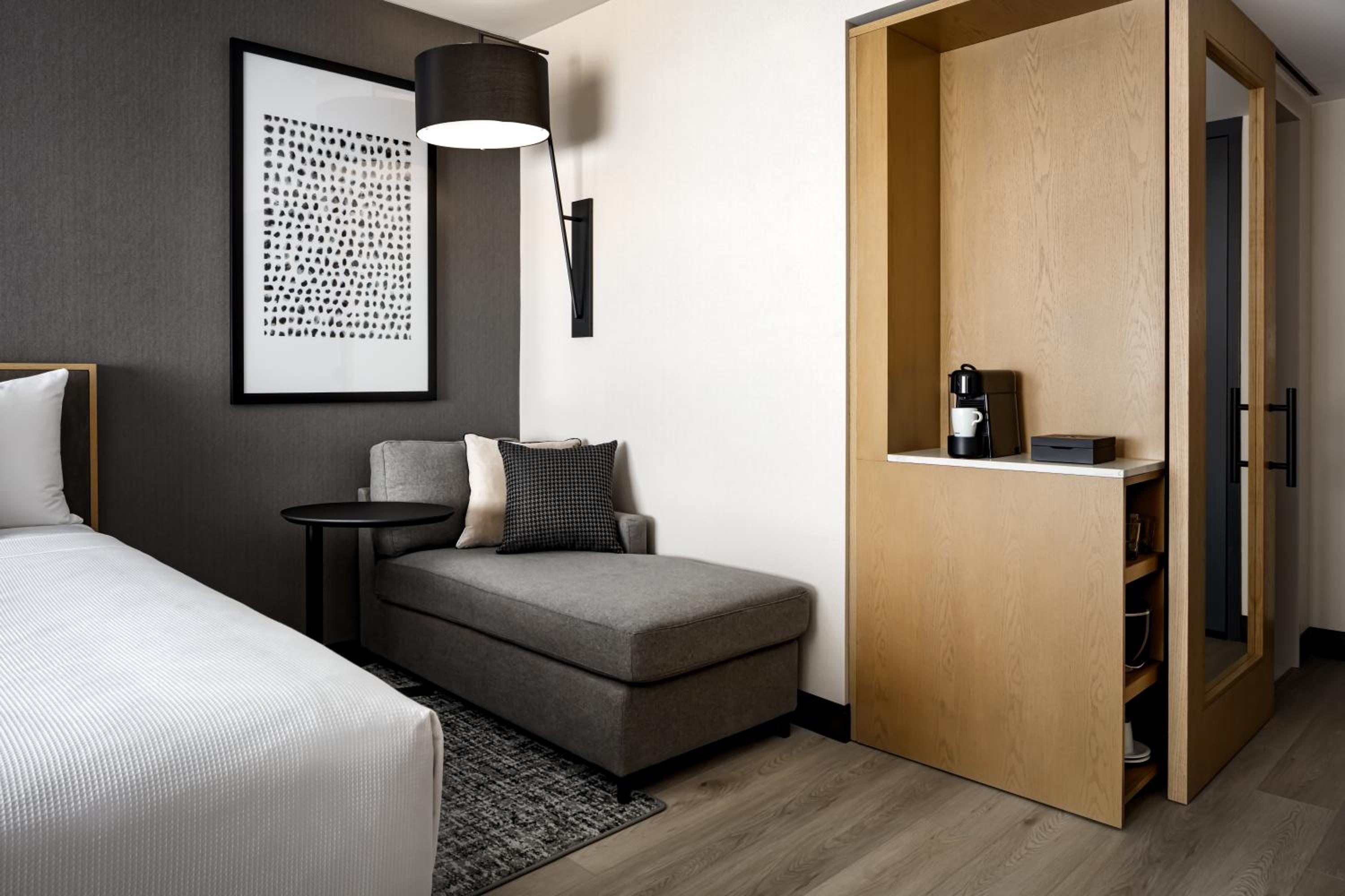Queen Room with Two Queen Beds - Photo 2