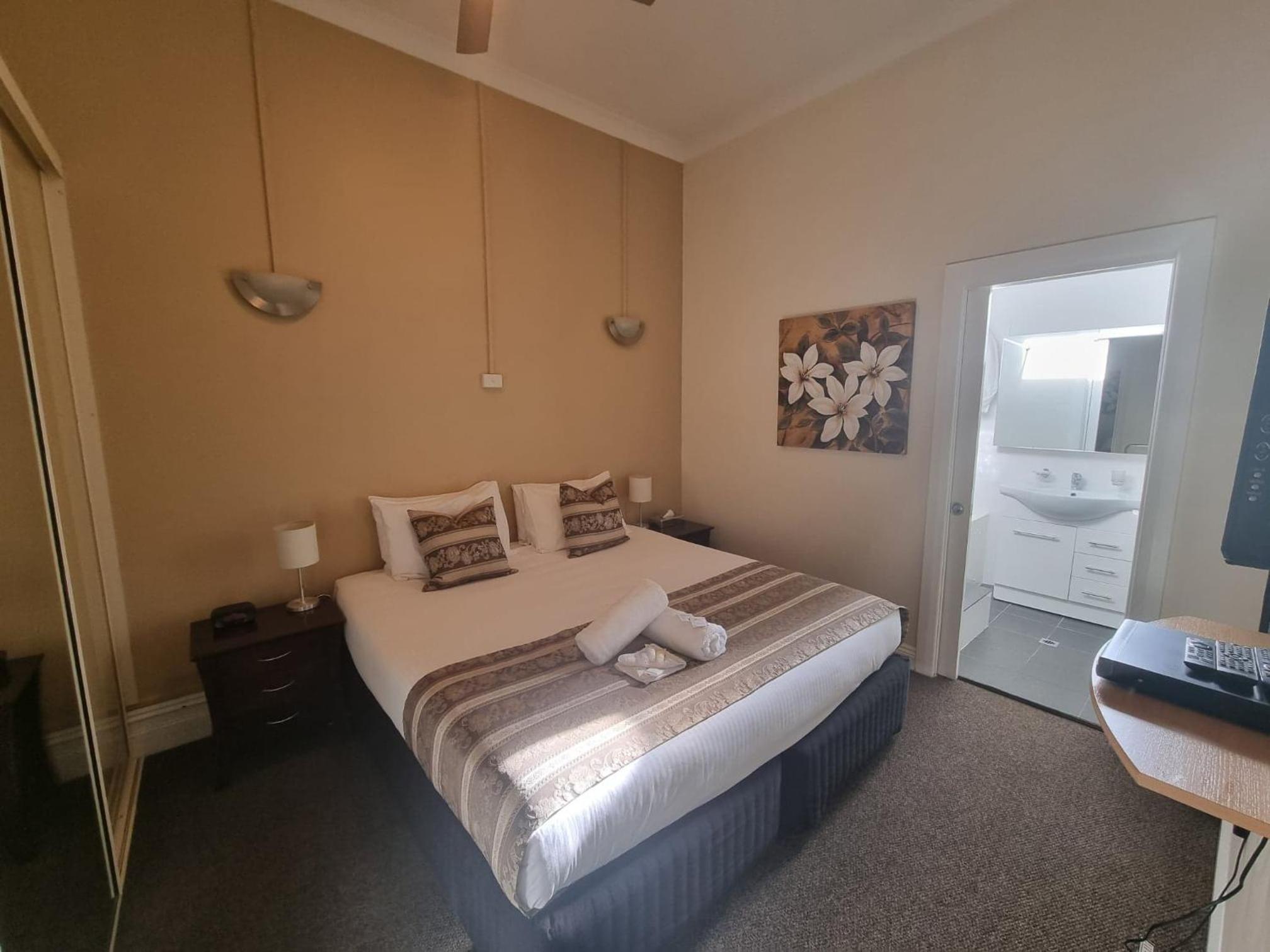 Executive Suite with Spa Bath photo 2