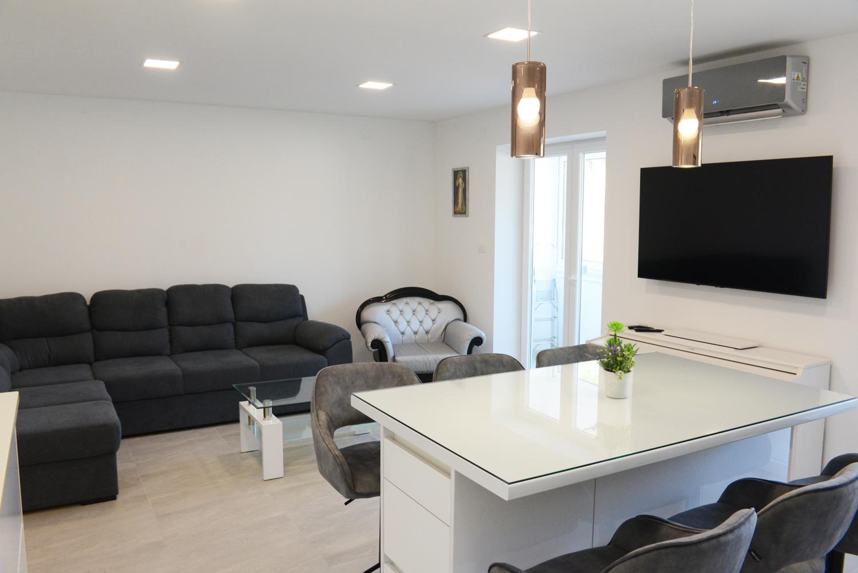 One-Bedroom Apartment - Photo 3