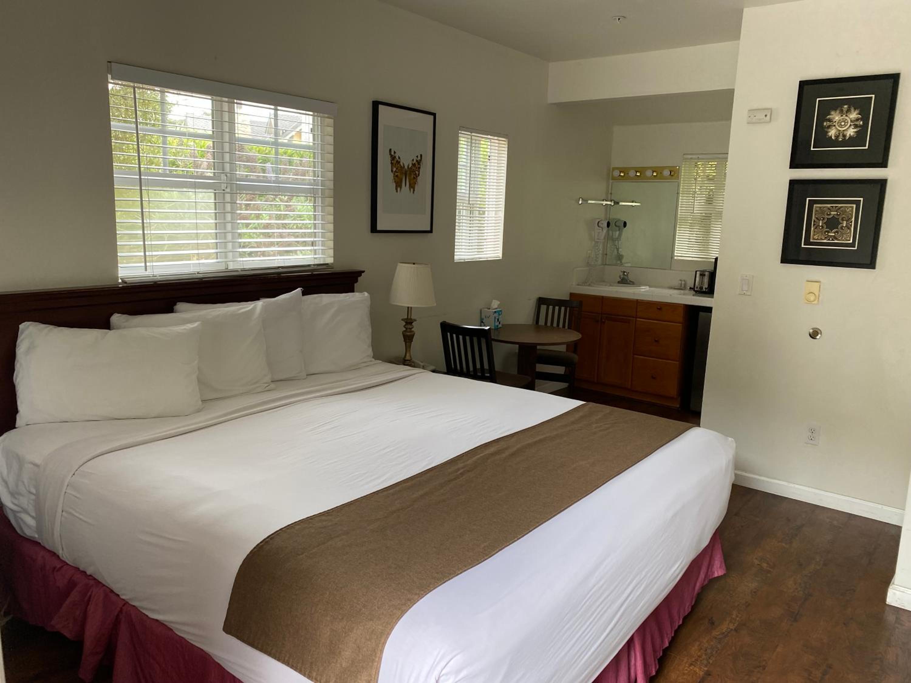 Standard King Room photo 3
