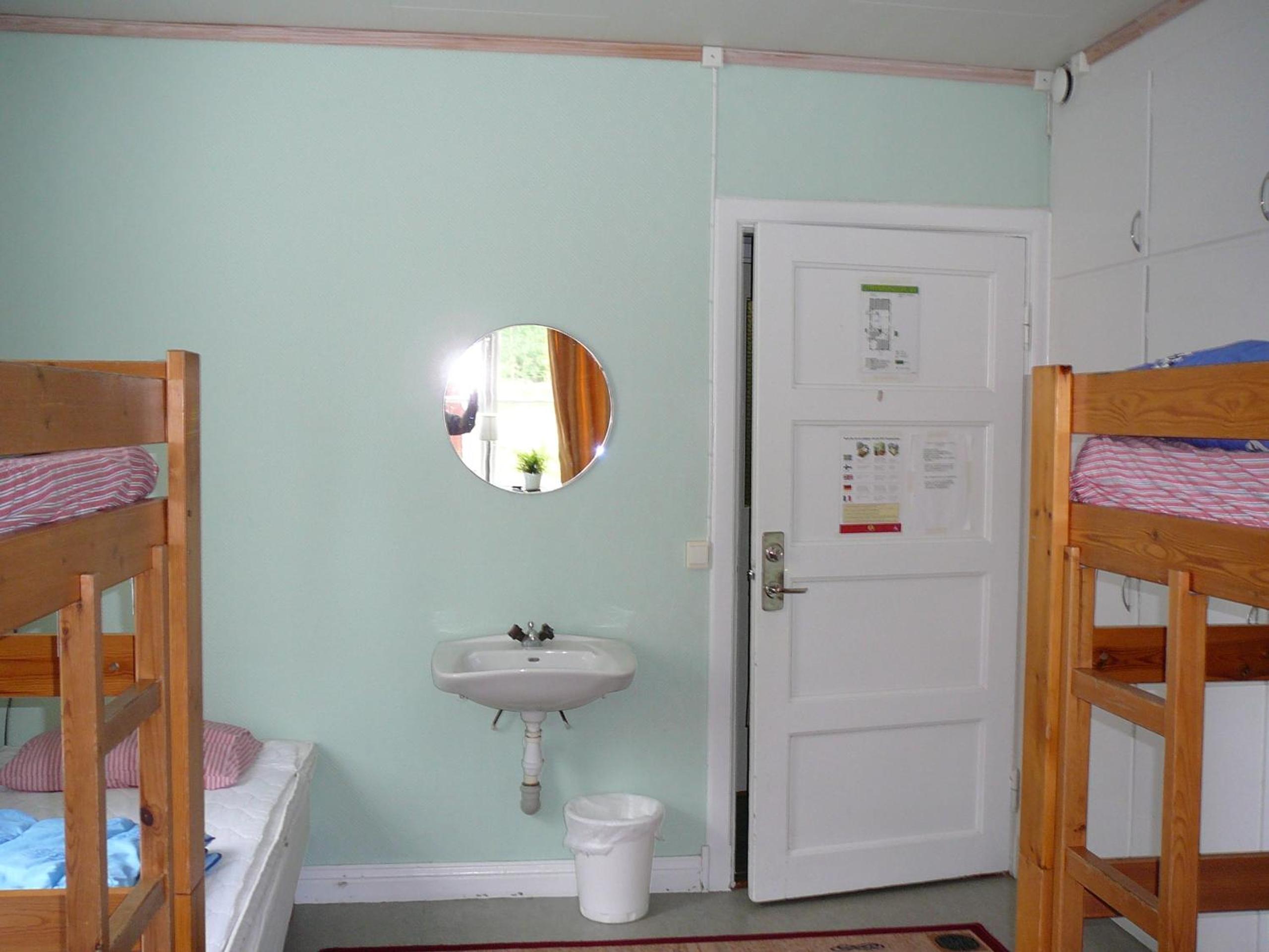 Family Room with Shared Bathroom photo 2