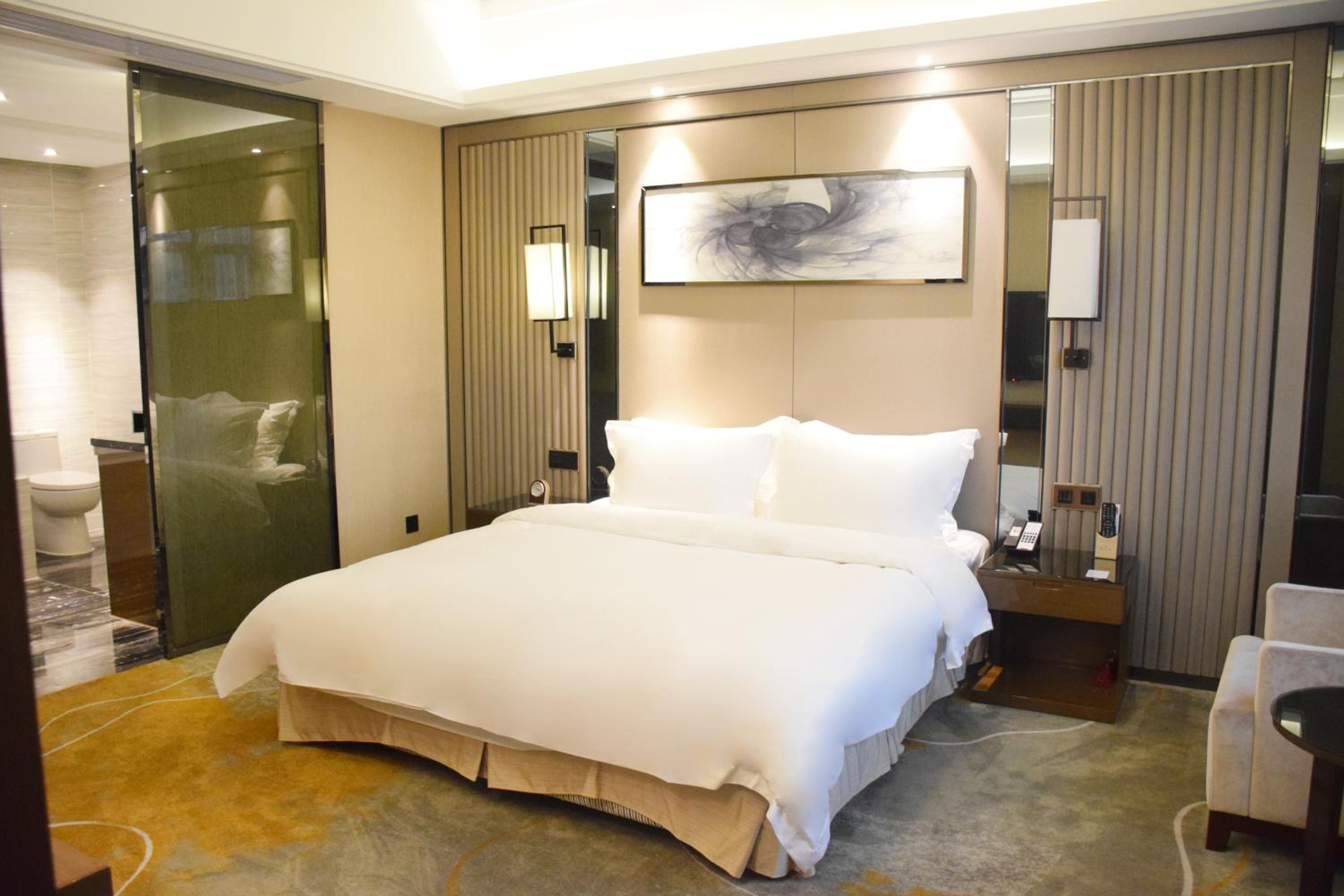 King Suite - Non-Smoking photo 2