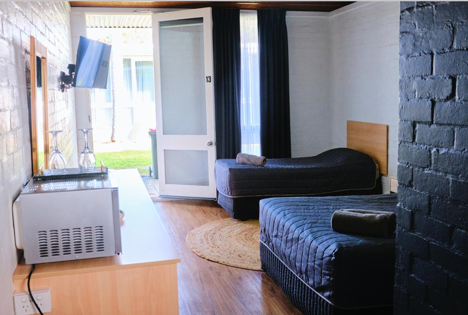 Triple Room with Pool View - Photo 12