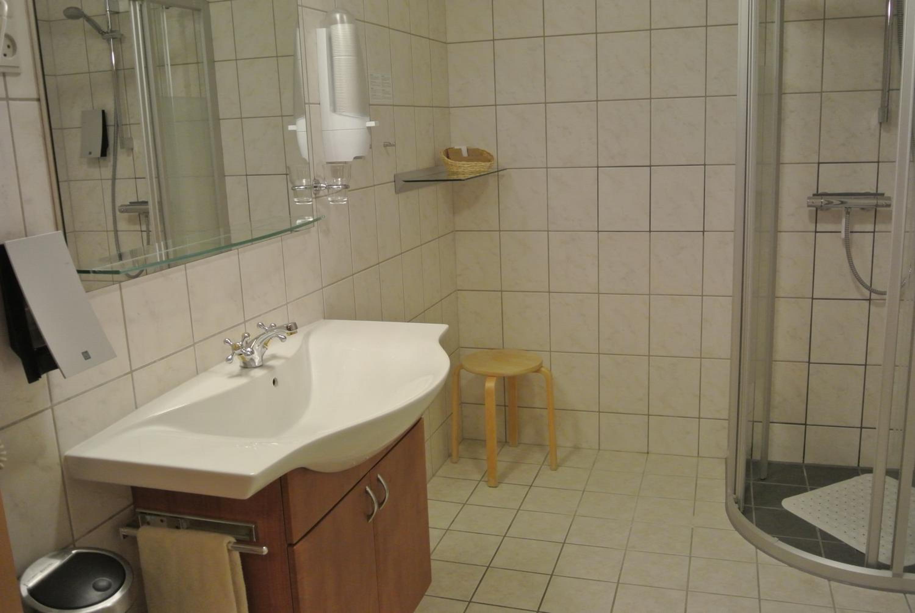 Large Double Room - Photo 4