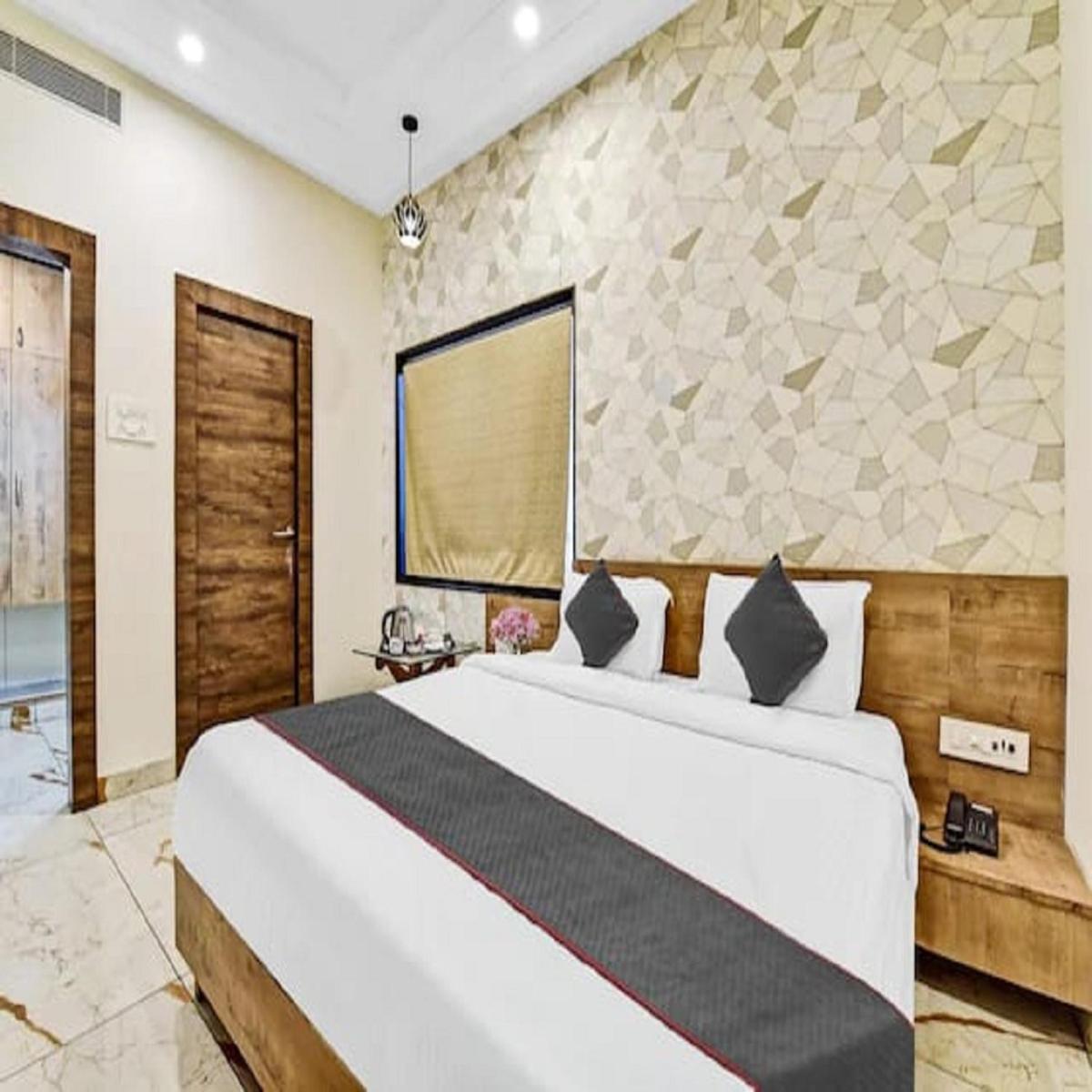 Deluxe Room - Photo 5