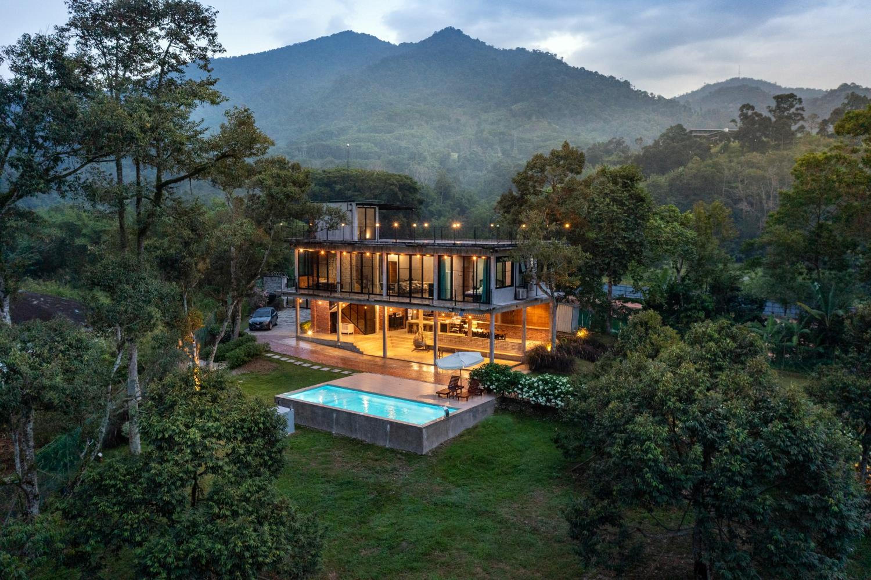Eight-Bedroom House photo 1