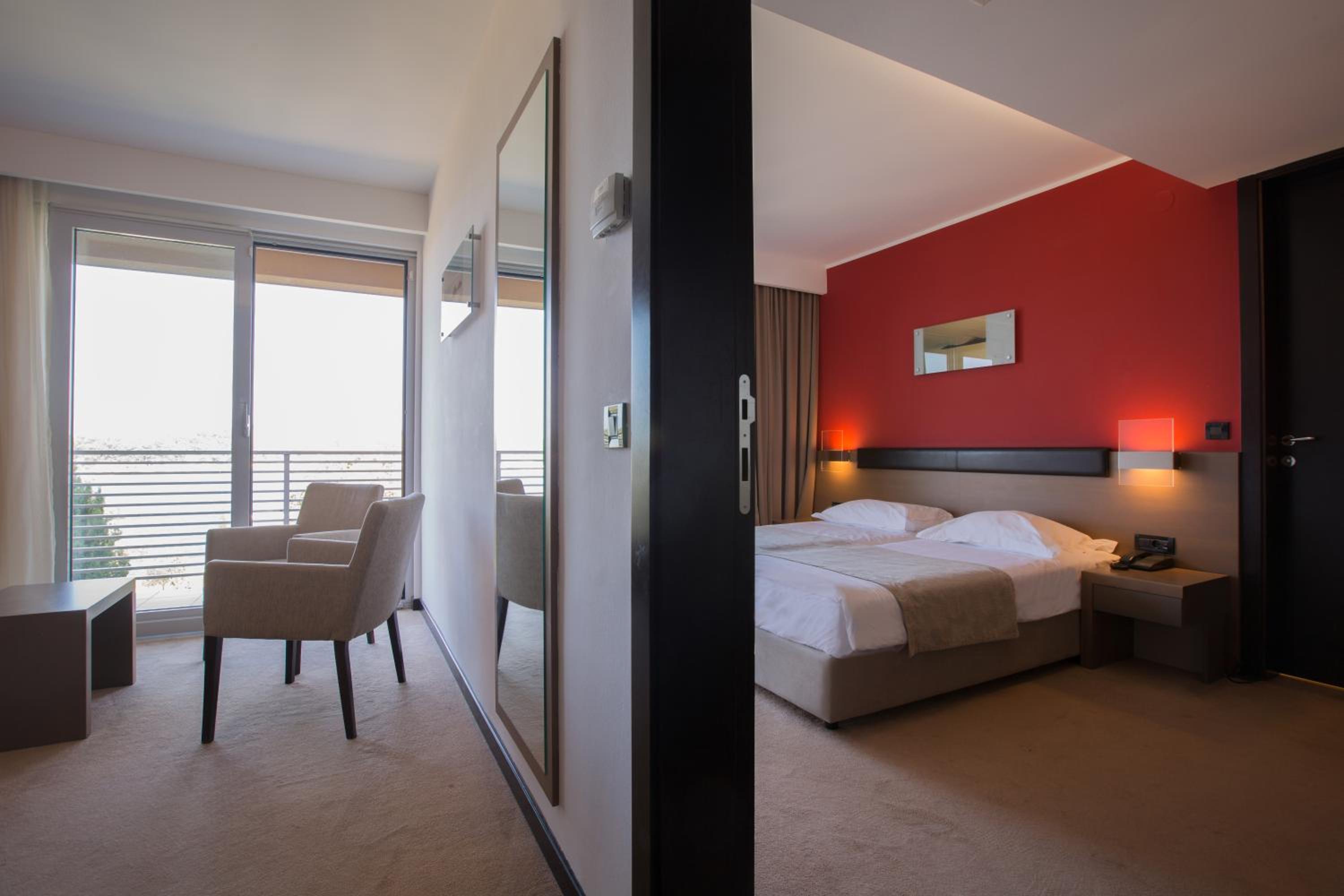 Suite with Balcony - Photo 4