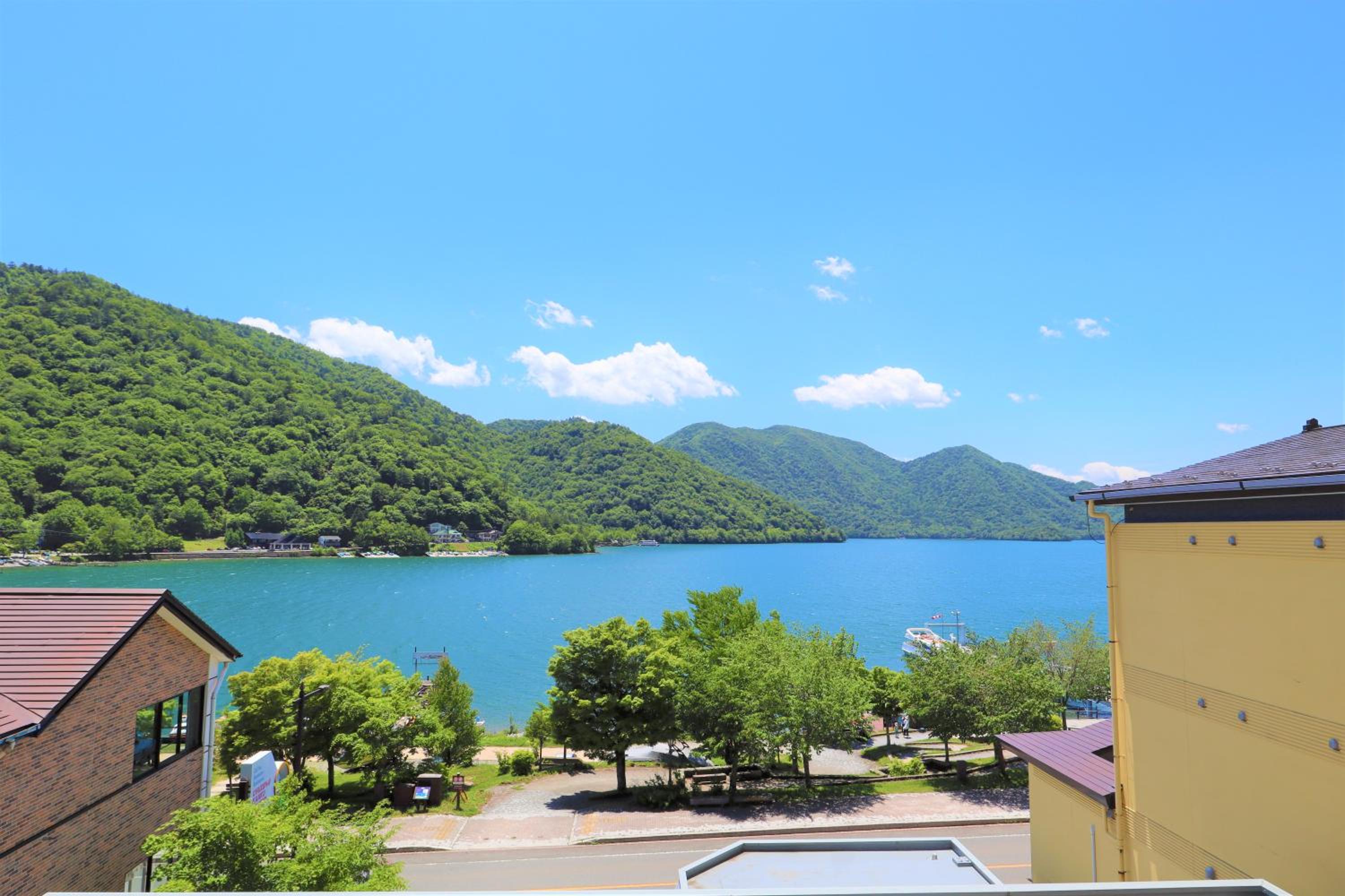 Deluxe Twin Room with Lake View thumbnail 5