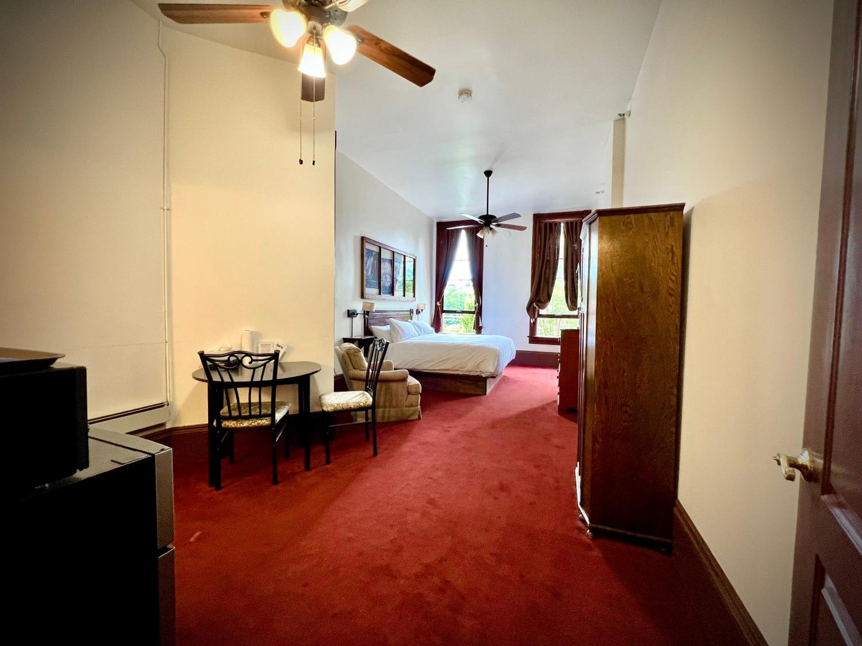 Superior King Room - No Pets photo 2