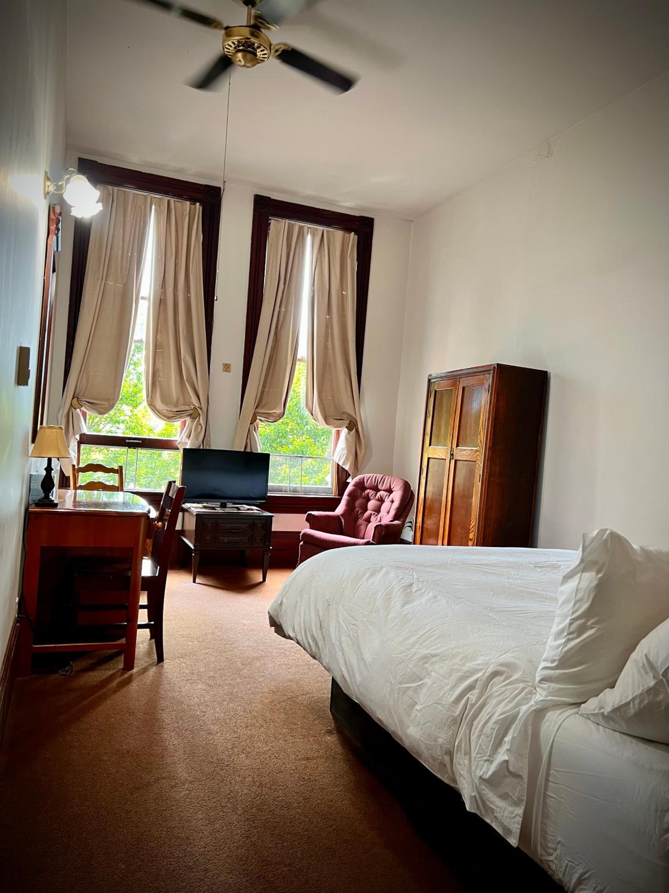 Standard Queen Room - No pets