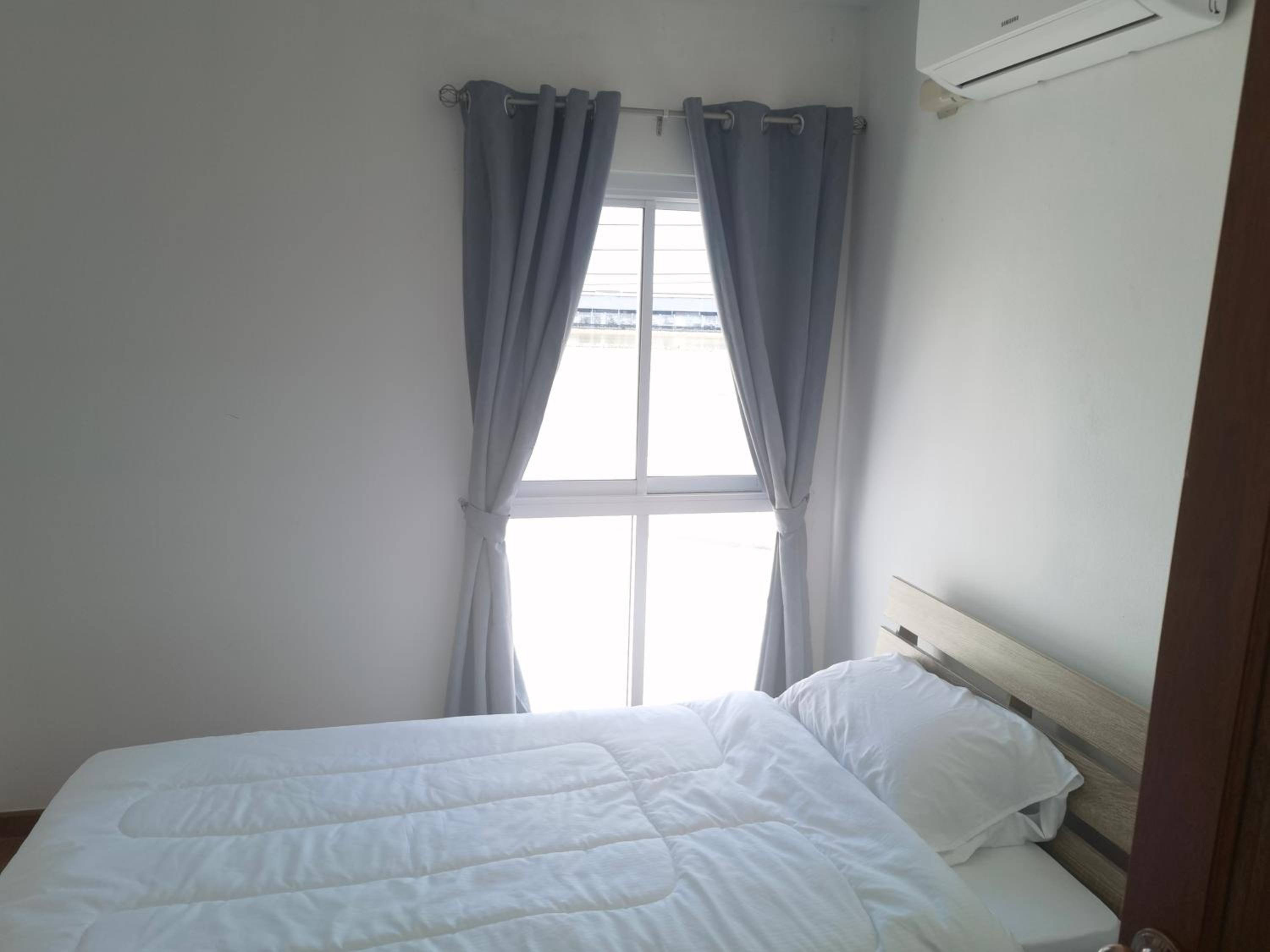 Single Room With Shared Shower And Toilet photo 3