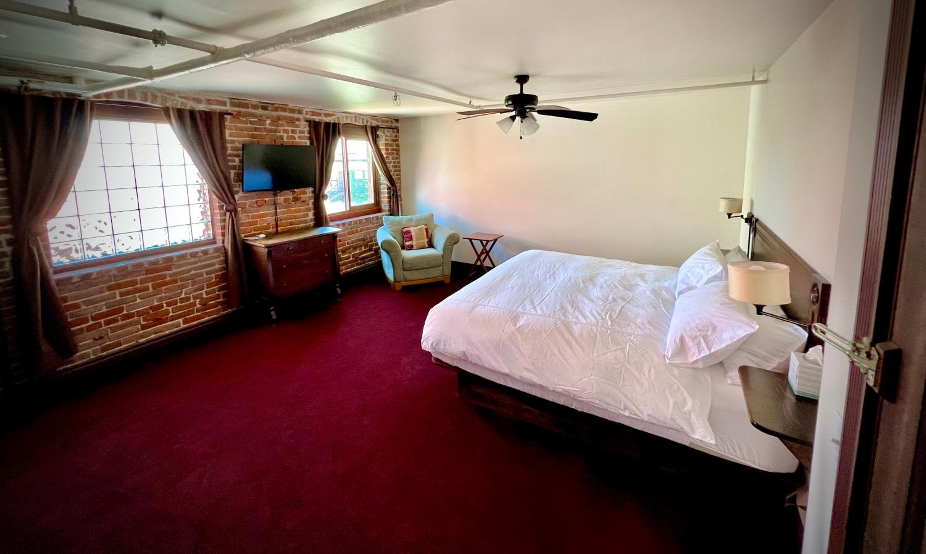 Mini suite #2- Partial Ocean View - No pets photo 1
