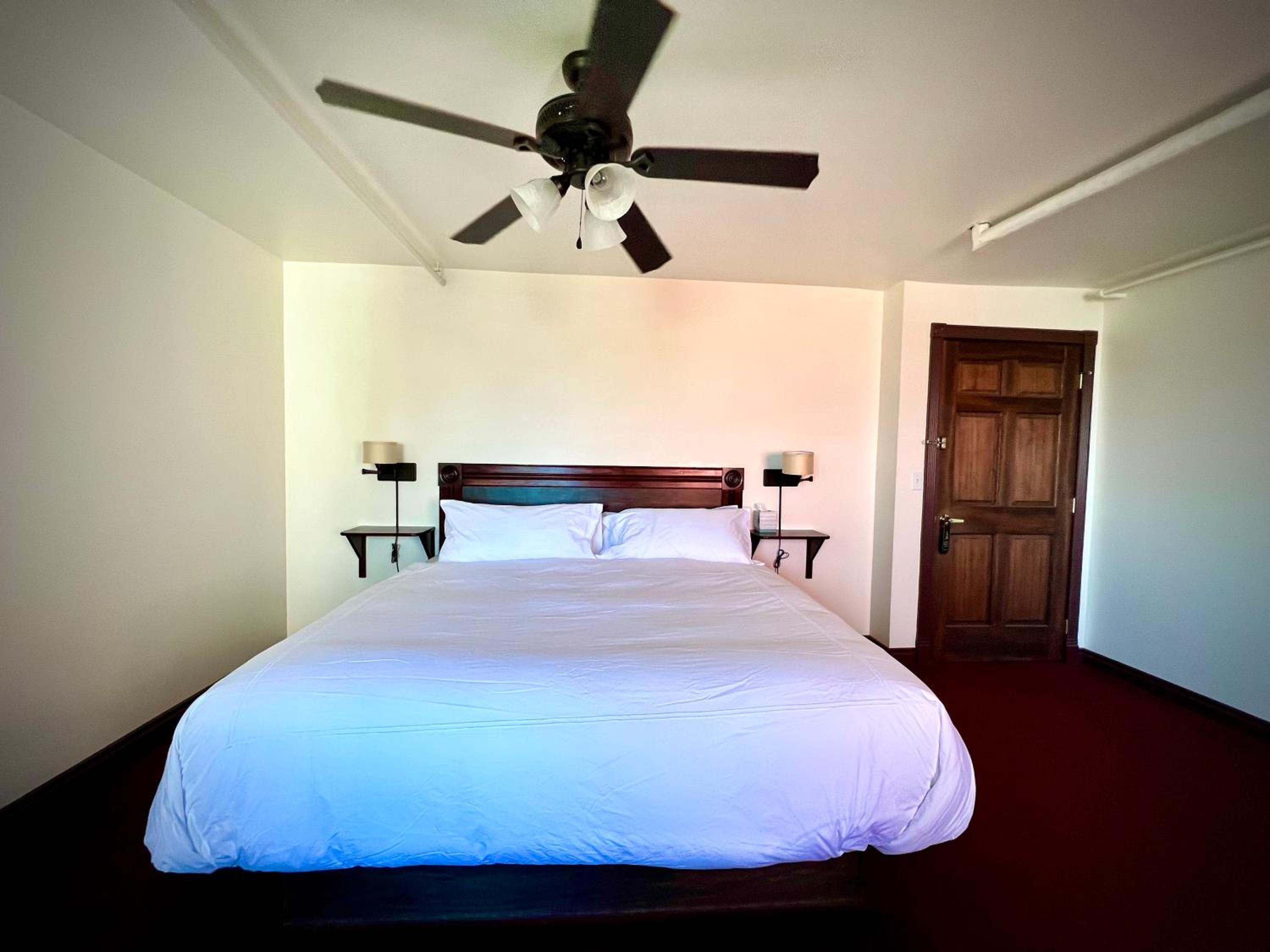 Mini suite #2- Partial Ocean View - No pets photo 2