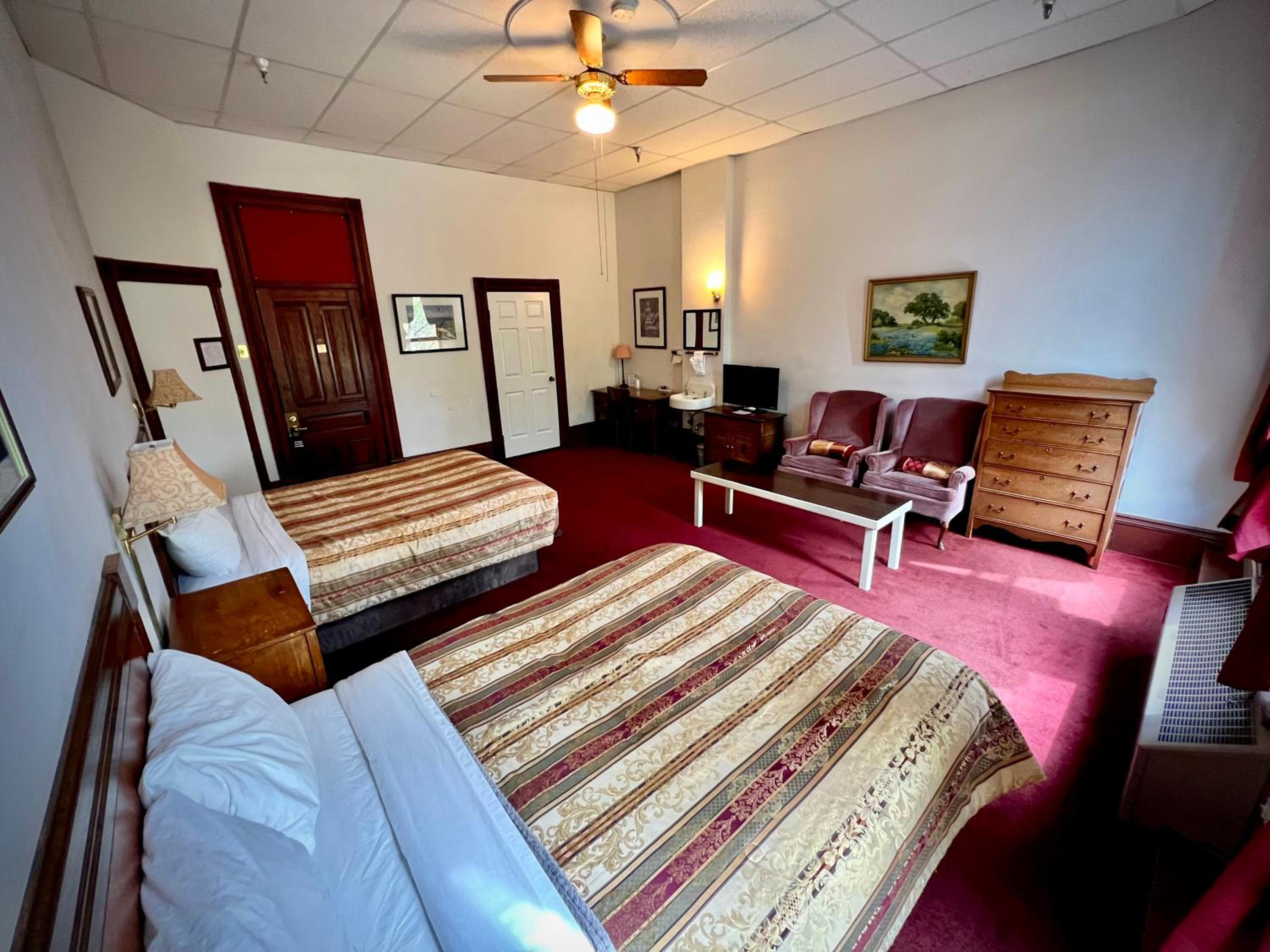 Queen Room with Two Queen Beds  - No pets photo 3
