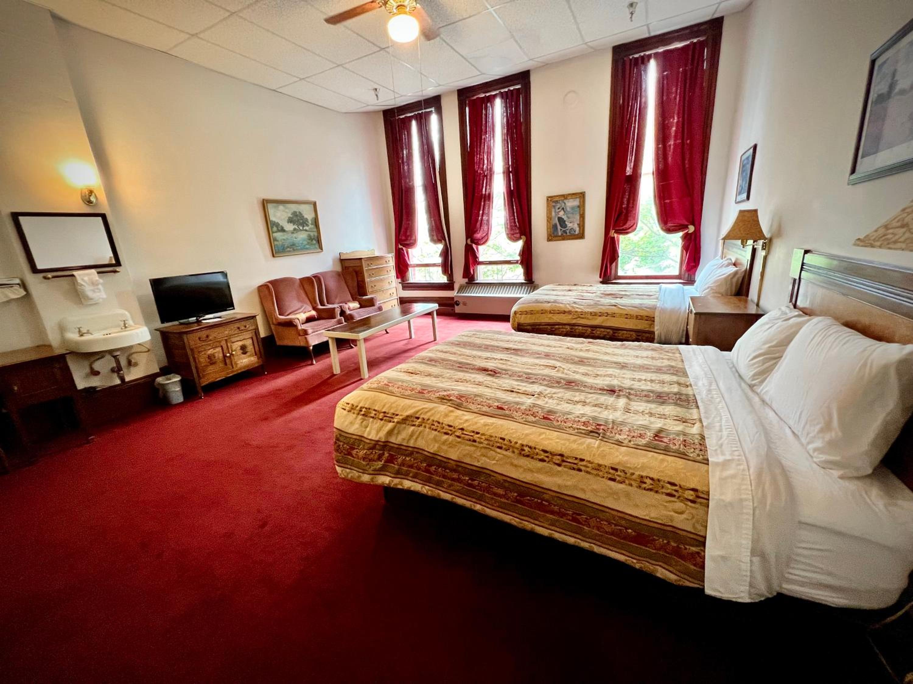 Queen Room with Two Queen Beds  - No pets photo 2