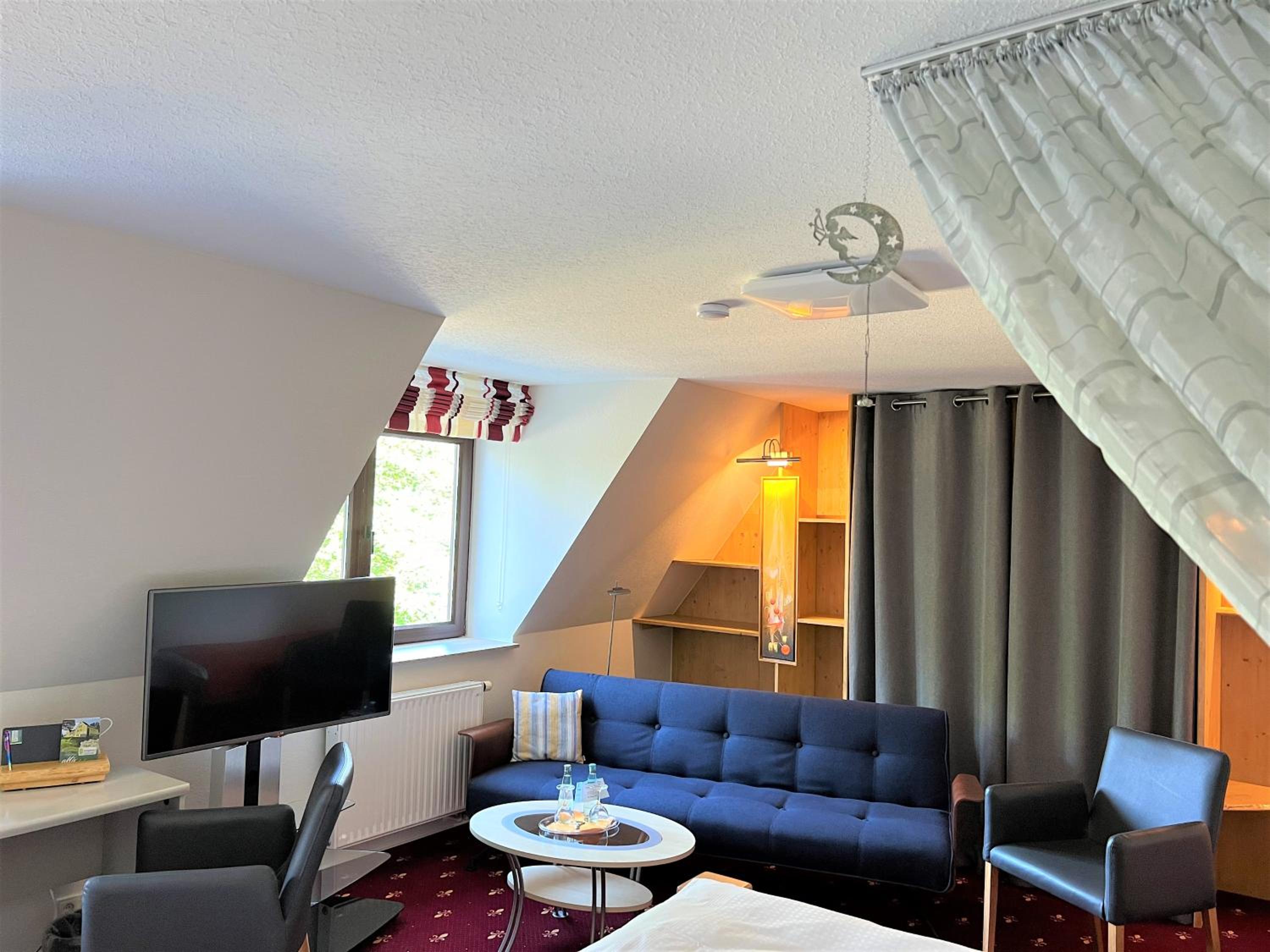 Deluxe Double Room with Shower - Photo 4