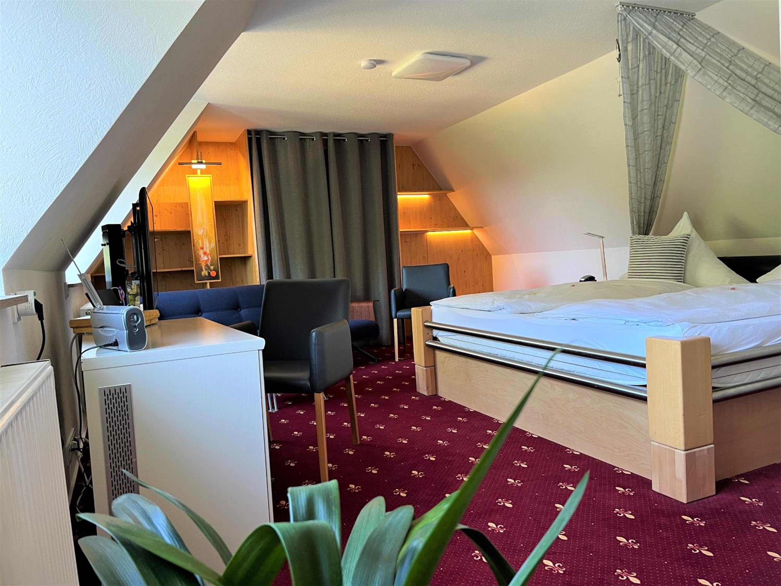 Deluxe Double Room with Shower - Photo 5