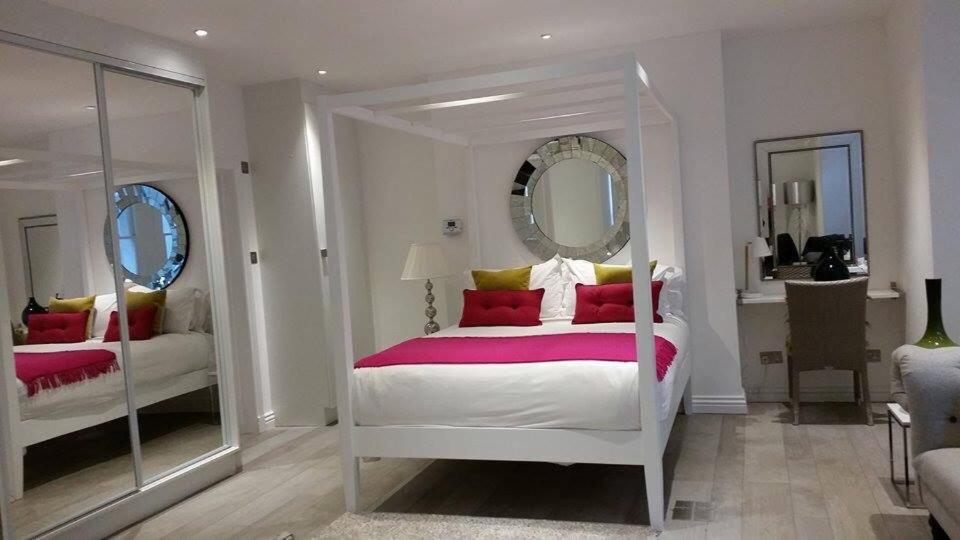 Four Poster Apartment With Courtyard - Annex
