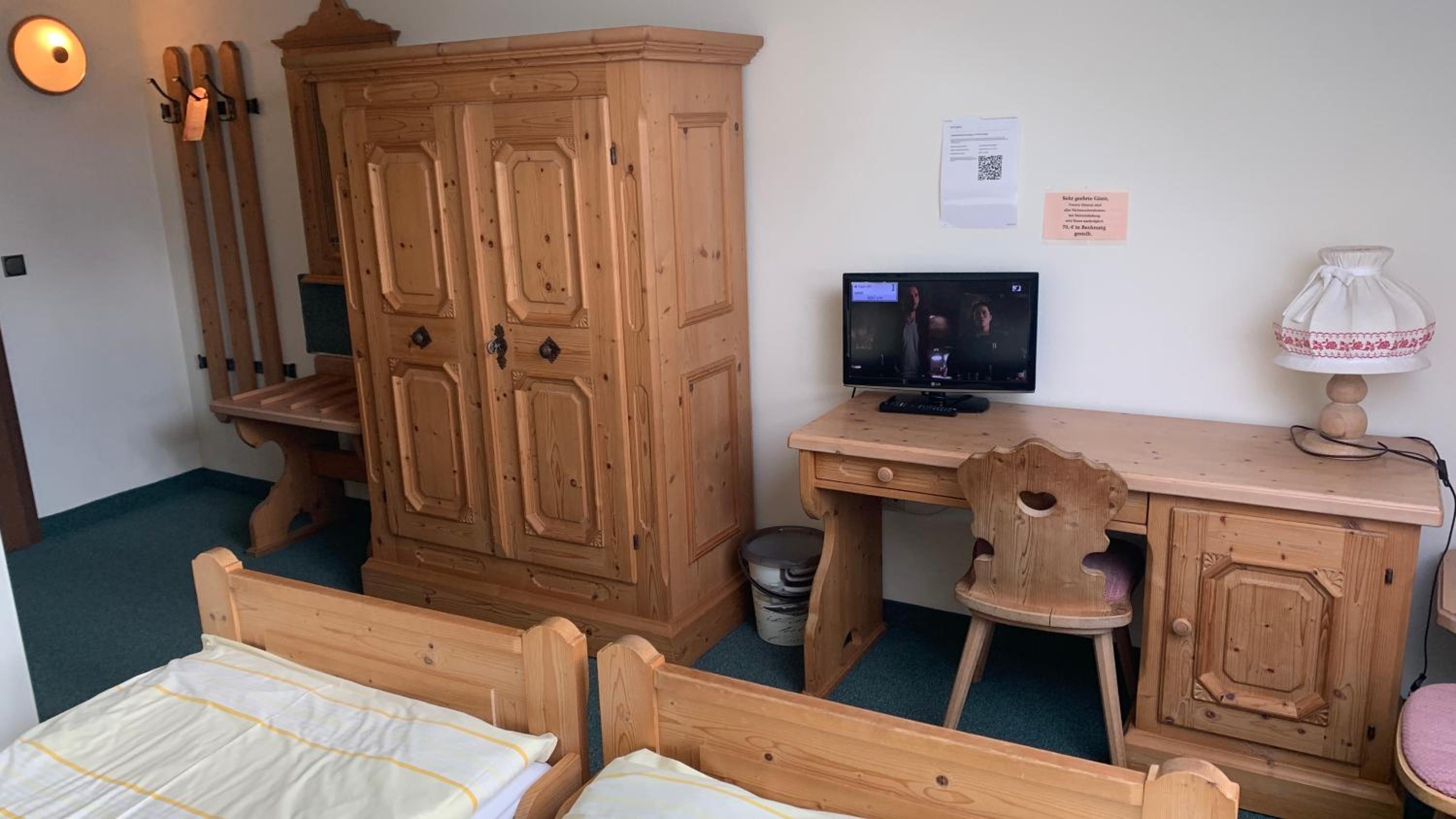 Standard Twin Room - Photo 9