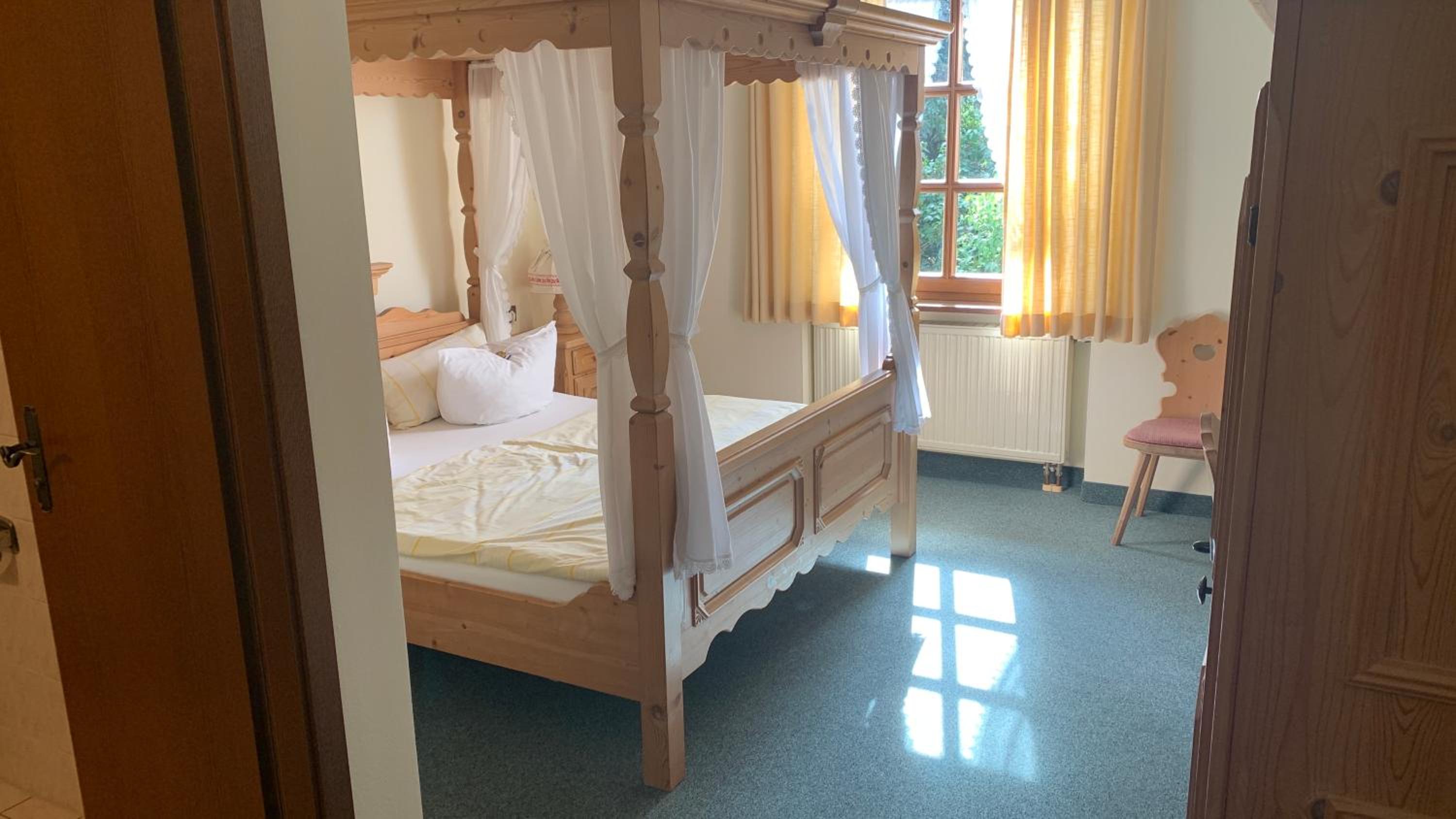 Queen Room with Garden View - Photo 4