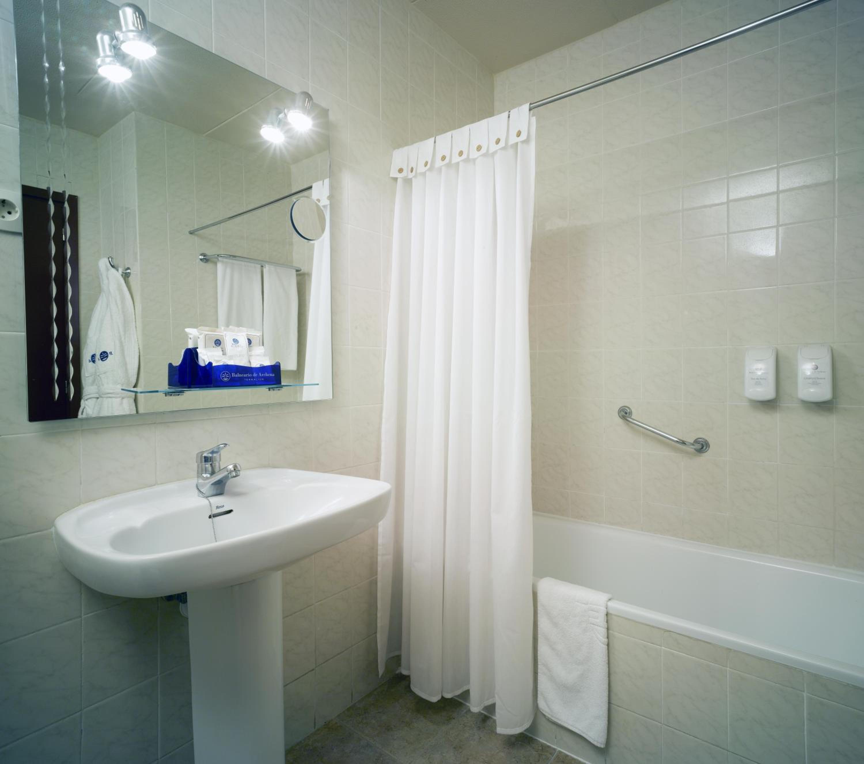 Classic Double or Twin Room with Spa Access photo 3