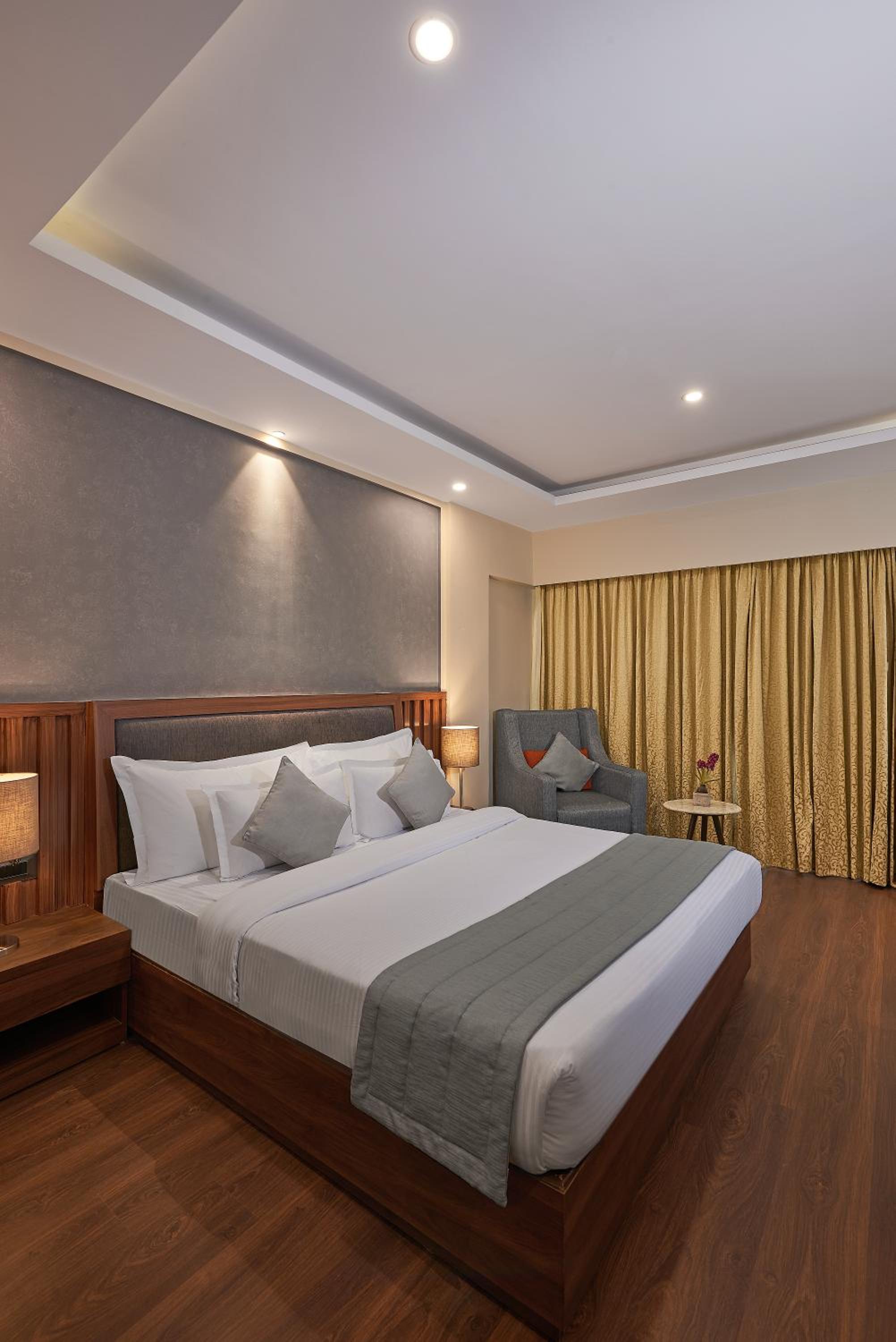 Deluxe King Room with Late check out till 1pm( Subject to availability) - Photo 1