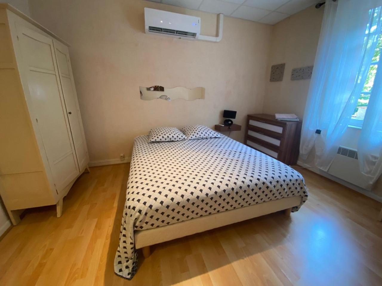 Standard Double Room - Photo 10