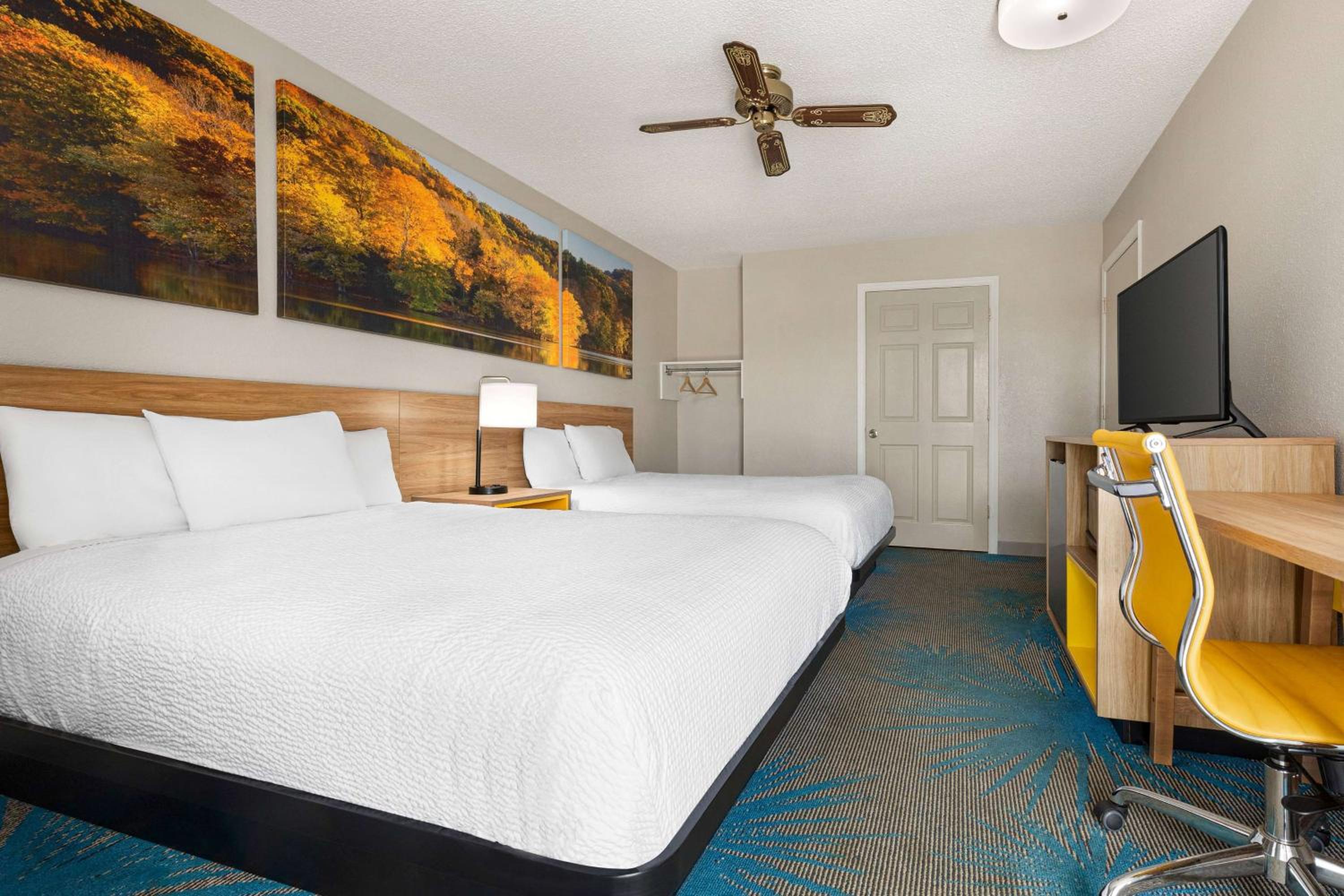 Queen Room with Two Queen Beds - Disability Access/Non-Smoking - Photo 3