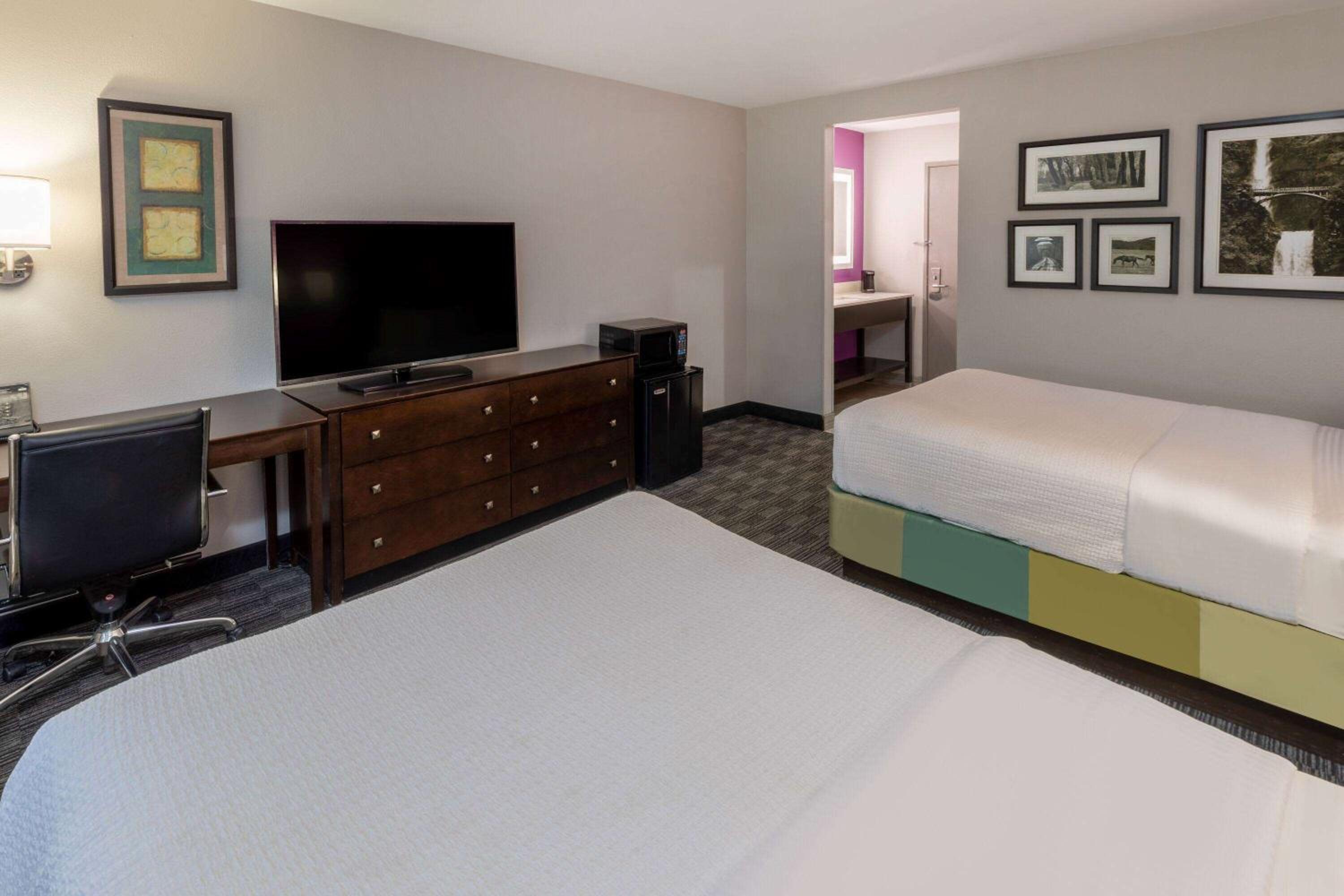 Deluxe Double Room with Two Double Beds - Photo 3
