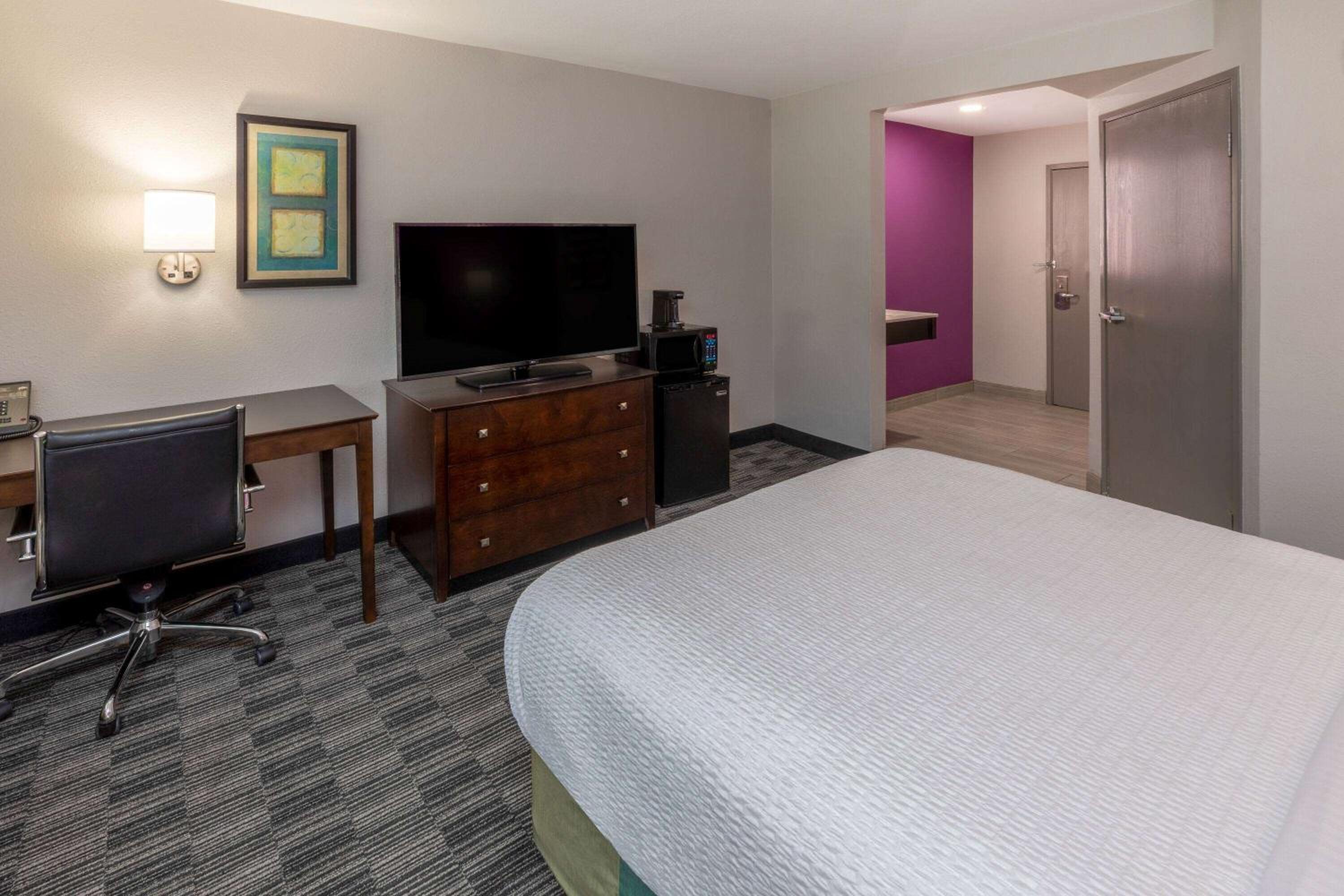 Double Room with Full Bed - Mobility and Hearing Impaired Accessible/Non-Smoking - Photo 3
