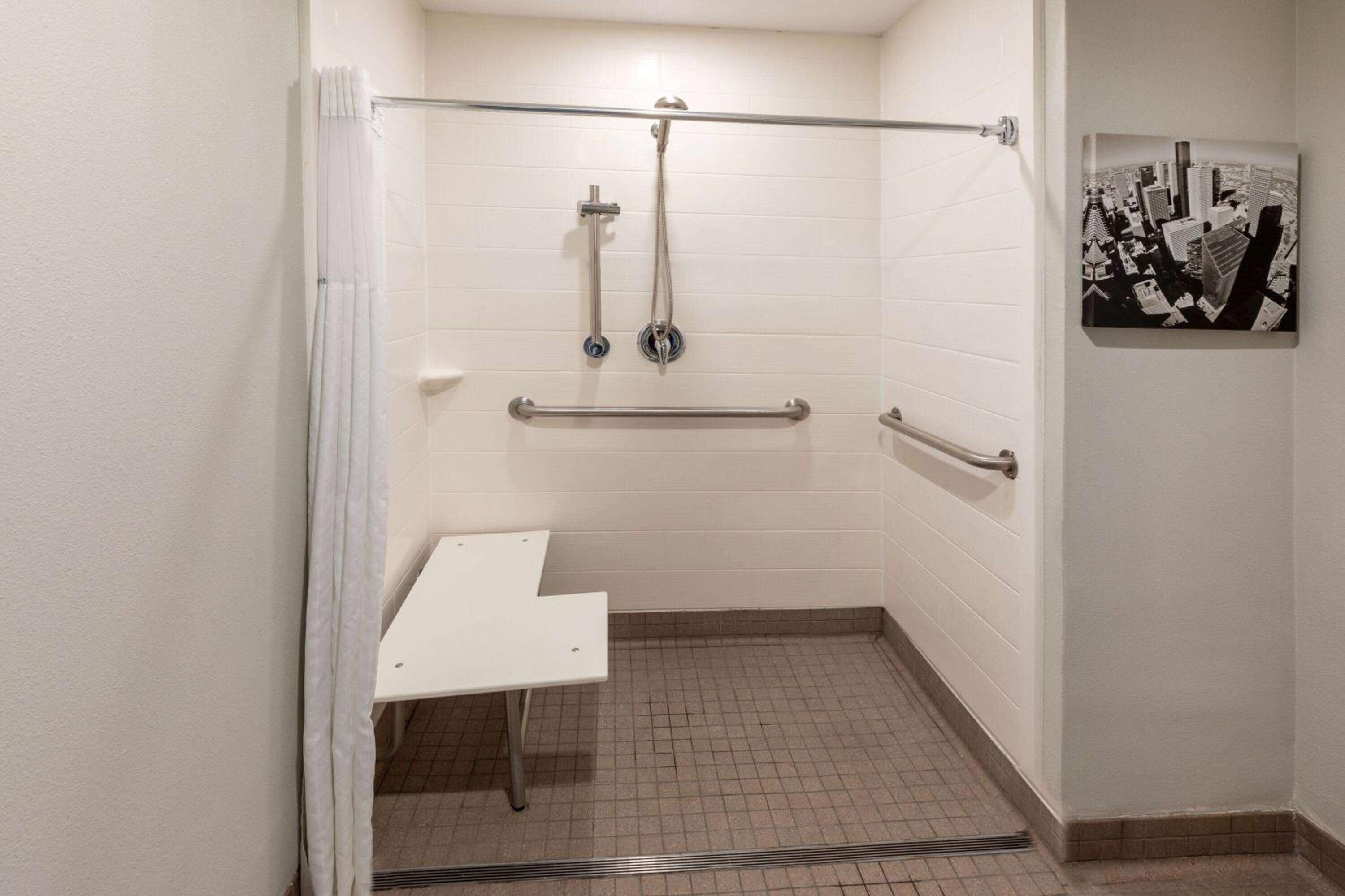 Double Room with Full Bed - Mobility and Hearing Impaired Accessible/Non-Smoking - Photo 6