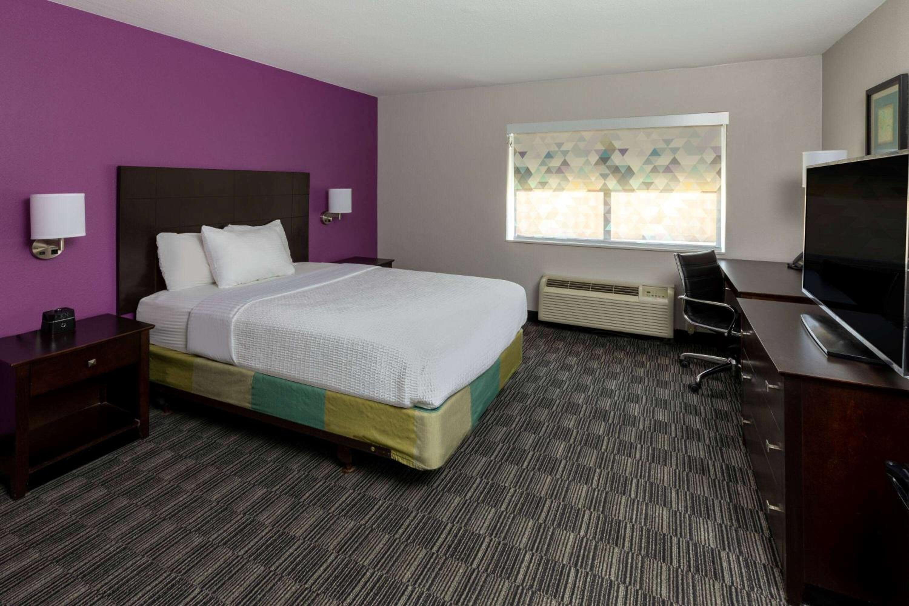 Double Room with Full Bed - Mobility and Hearing Impaired Accessible/Non-Smoking - Photo 1