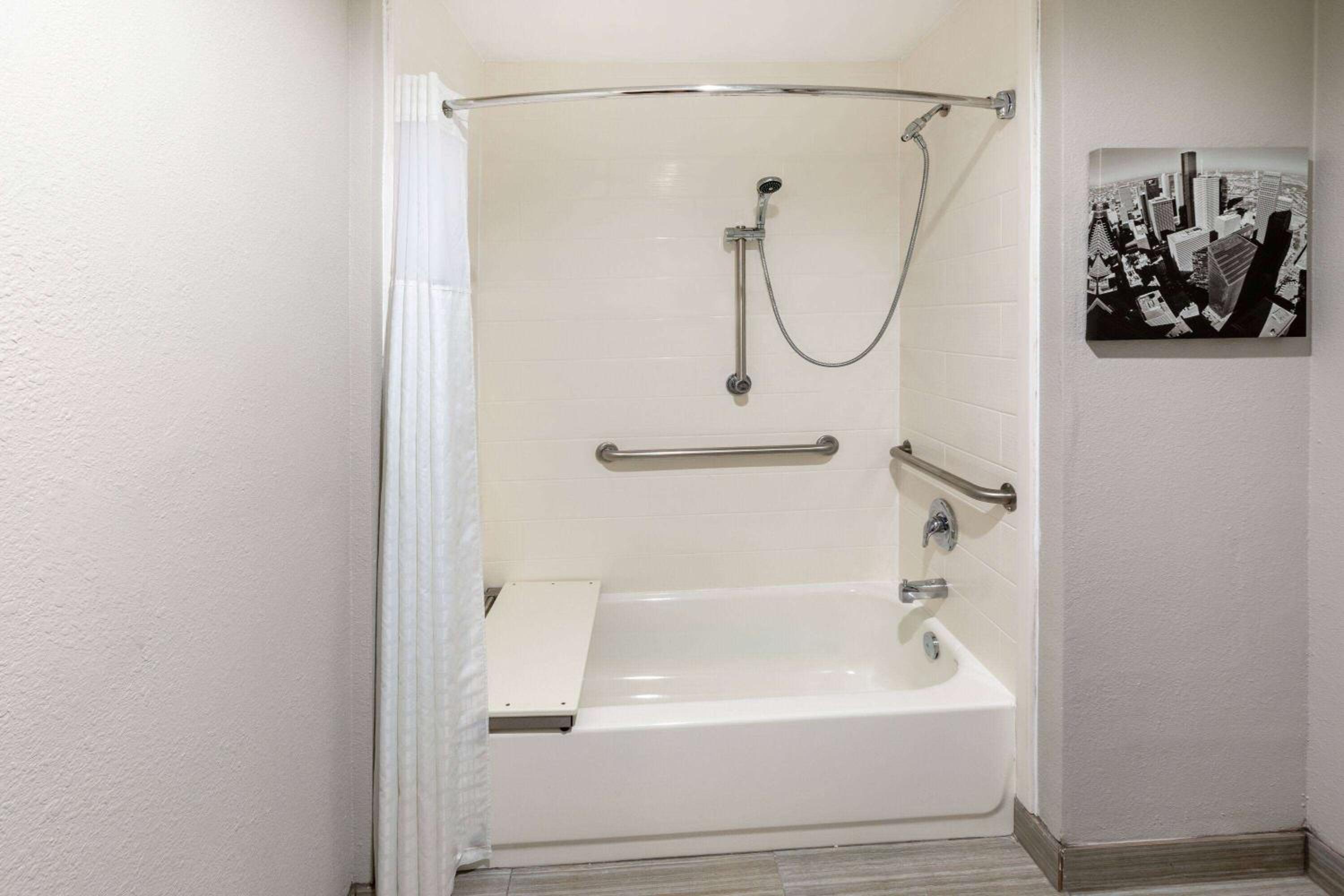 Double Room with Full Bed - Mobility and Hearing Impaired Accessible/Non-Smoking - Photo 5
