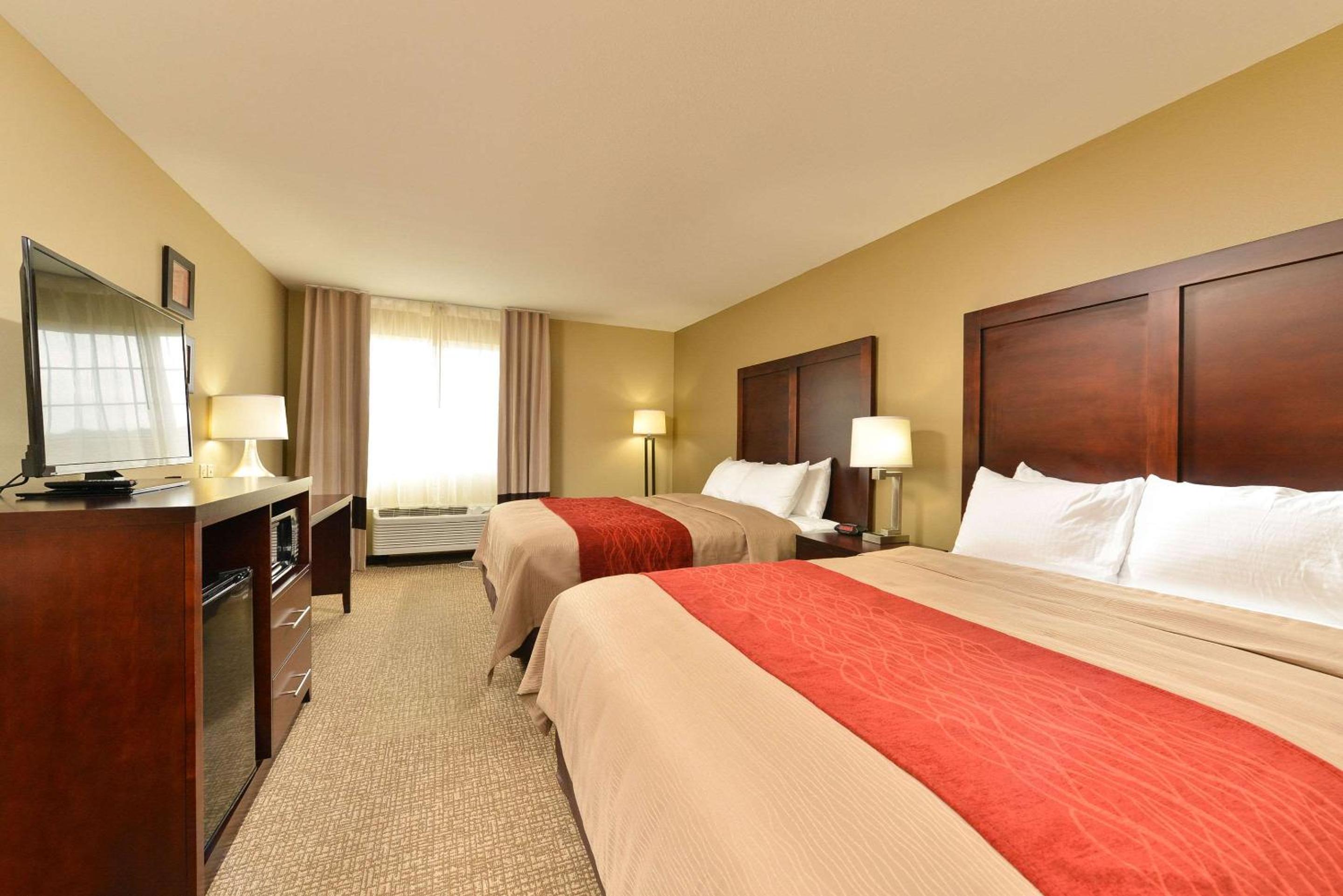 Queen Room With Two Queen Beds photo 2