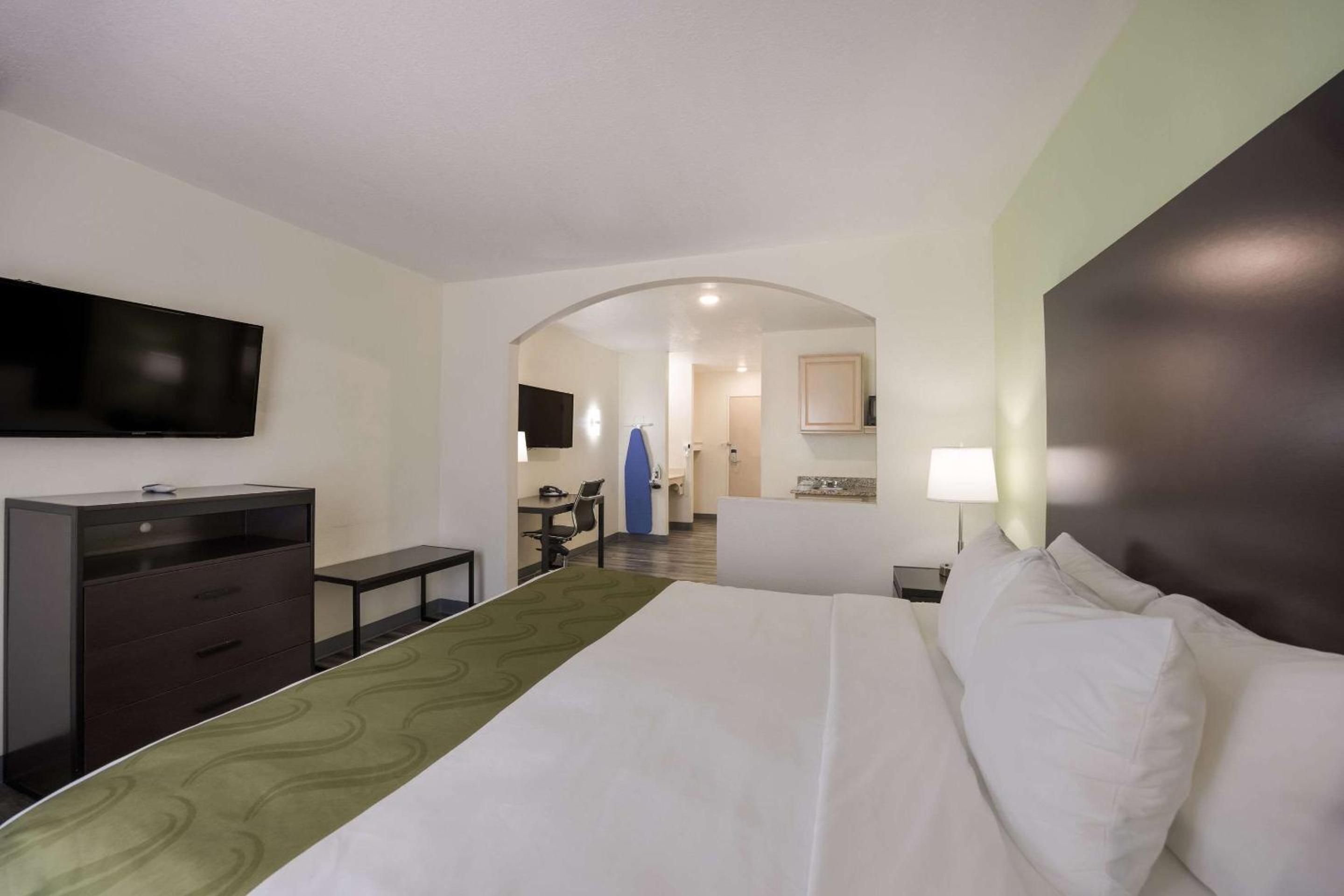 King Suite - Accessible/Non-Smoking