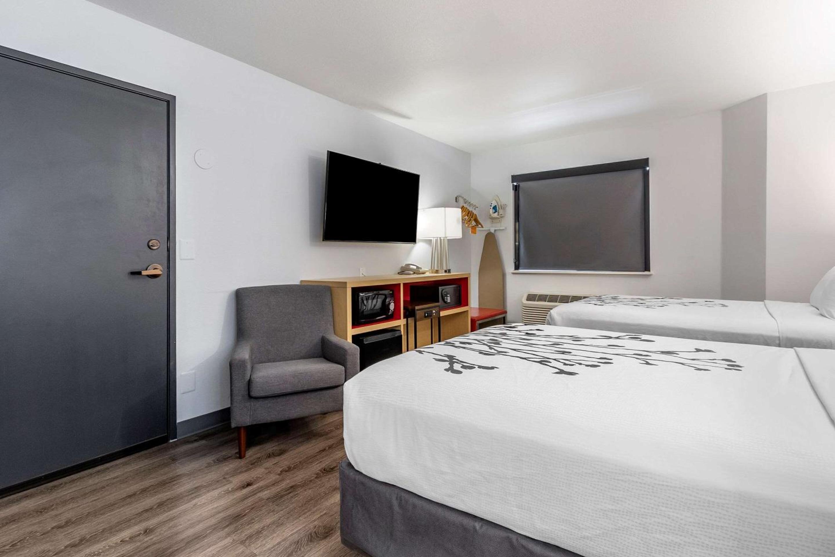 Standard Double Room with Two Double Beds - Non Smoking photo 3